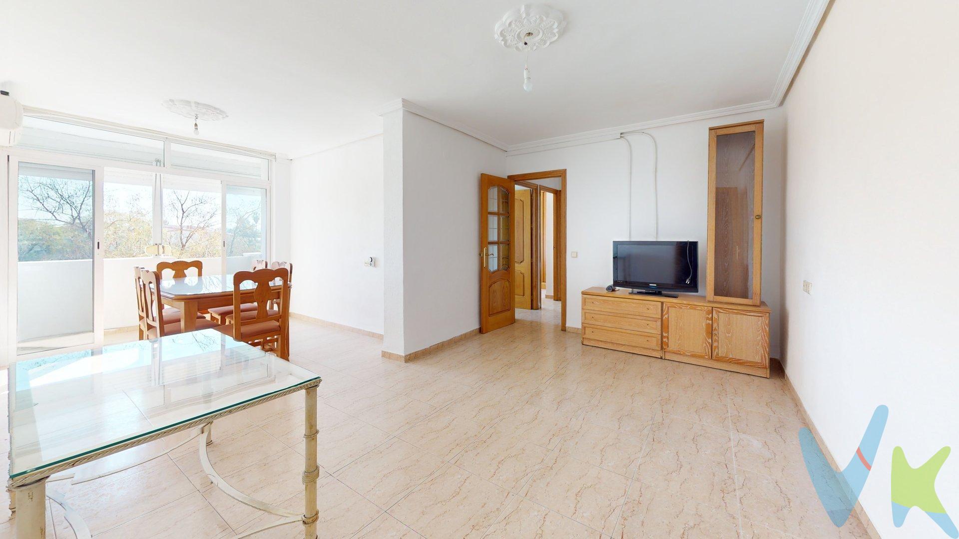 Luz, amplitud y calidad de vida en La Fuensanta. Te presentamos esta magnífica vivienda situada en el barrio de La Fuensanta, una zona con todos los servicios y excelente conexión con el resto de la ciudad. La vivienda destaca especialmente por su gran luminosidad, con abundante luz natural durante todo el día, lo que aporta calidez, bienestar y una sensación de amplitud muy valorada. Dispone de tres dormitorios, ideales tanto para familias como para quienes necesitan espacio adicional o inversión. Cuenta con un baño completo, funcional y bien distribuido. Además, podrás disfrutar de una agradable terraza, perfecta para desconectar, tomar el aire o crear tu propio rincón exterior. El edificio dispone de ascensor, un elemento clave que aporta comodidad y revaloriza la vivienda. Una oportunidad perfecta para quienes buscan una vivienda luminosa, bien ubicada y con gran potencial. No pierdas esta grandísima oportunidad. . En cumplimiento de las obligaciones de información previstas en la Ley 10/2025, de 28 de diciembre, de servicios de atención a la clientela y transparencia, así como en la normativa sectorial vigente, el precio indicado no incluye los gastos e impuestos inherentes a la adquisición, los cuales se desglosan estimados o con posibilidad de calcularlos a continuación; los gastos más ajustados serán dados en el D.I.A. en la visita a inmuebles, o antes. *Gastos de Notaría: La Minuta se calculará según al arancel notarial oficial: Anexo I, del Real Decreto 1426/1989, de 17 de noviembre. Enlace: https://notariared.com/calculadora-gastos-compra-vivienda/. *Gastos de Registro de la Propiedad: La inscripción se facturará según el arancel oficial: ANEXO I, del Real Decreto 1427/1989, de 17 de noviembre. Igual enlace anterior . *Gastos de Gestión (Gestoría): Los honorarios por la tramitación administrativa, liquidación de impuestos e inscripción registral ascienden de forma estimativa a [363 € aprox.] (IVA incluido), aunque depende de cada caso, y su dificultad. *Honorarios Agencia del Vendedor: incluidos en el PVP. *Honorarios Agencia del comprador: La agencia prestará los servicios de información, asesoramiento y acompañamiento previstos en el Encargo de Servicios y en el D.I.A. Si solicita servicios adicionales o personalizados, sus honorarios serán informados previamente, de forma individualizada y por escrito, conforme a la libertad de pactos y a la normativa vigente. *Si necesita Financiación, su banco le informará. *Impuesto sobre Transmisiones Patrimoniales (ITP): Se aplicará el tipo impositivo vigente en Andalucía (generalmente el 7%, sin perjuicio de tipos reducidos del 6%. 3,5%,  etc,  aplicables según las circunstancias personales del comprador o las características del inmueble). El impuesto se devenga sobre el superior entre: 1.- Valor de Referencia de Catastro; y  2.- Precio de venta. Puede calcular su situación personal en el portal oficial de la A.T. de Andalucia. enlace: https://www.juntadeandalucia.es/organismos/economiahaciendayfondoseuropeos/areas/tributos-juego/tributos/paginas/impuestos-cedidos-transmisiones.html; 