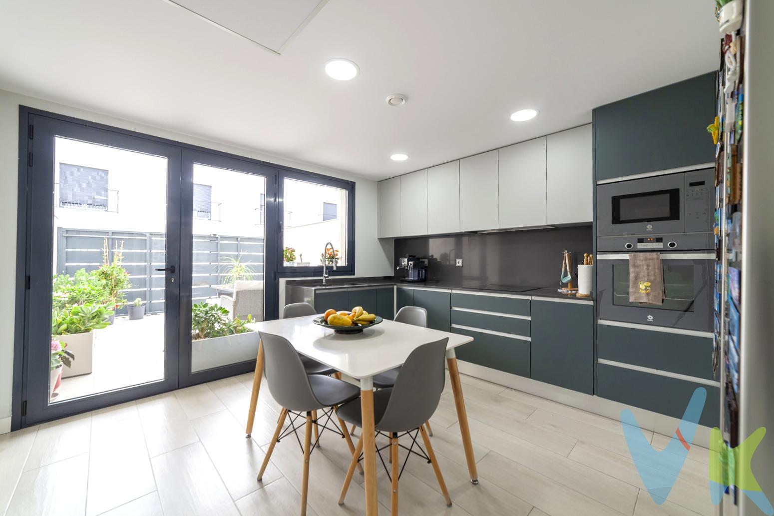 Os presentamos la que puede ser la casa de vuestros sueños, ideal para aquellos que buscan la perfecta combinación de comodidad y modernidad. Ubicada junto al parque La Senyera (sector IV) de Rafelbunyol, esta propiedad de reciente construcción, edificada en 2021, ofrece un sinfín de detalles que la convierten en una opción irresistible.La vivienda tiene una distribución ideal, brindando amplitud y confort en cada rincón. Al entrar, lo primero que sorprende es su amplio salón, un lugar perfecto para recibir a amigos y familiares o simplemente disfrutar de un agradable momento de relax. Un aseo perfecto para dar servicio a esta planta y una amplia cocina totalmente equipada con despensa con espacio para almacenaje. Desde la cocina se accede a un amplio patio preparado tanto para disfrutar al aire libre como para darle el uso de garaje.Cuenta con dos amplias habitaciones en la primera planta, la secundaria con un gran armario empotrado de 3 puertas y la habitación principal cuenta con 2 armarios y con baño completo en suite. Baño muy amplio y con ventana. En esta misma planta encontramos un segundo baño completo con zona de lavandería, espacio para lavadora y un gran armario de almacenaje. En la planta ático encontramos una zona polivalente de 21m² perfecta como despacho, como gimnasio, como zona de estudio u ocio o como tercera habitación. En esta planta también encontramos una perfecta terraza de 21m² orientada al este.Además, sus acabados modernos y de calidad confieren a la construcción un aire sofisticado, a la vez que eficiente, asegurando un estilo de vida contemporáneo y funcional. La vivienda cuenta con aire acondicionado por conductos en planta baja y planta primera y split de aire acondicionado también frío/calor en la buhardilla. Sin duda, es una vivienda que merece la pena ser vista y considerada. 