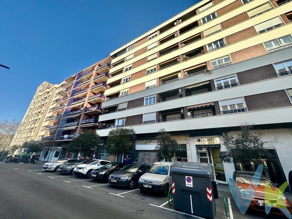 Hay pisos bonitos… y luego están esos que, nada más entrar, te hacen imaginar tu vida dentro. Este es uno de ellos. 💛. Te presentamos esta fantástica vivienda totalmente reformada situada junto a paseo Cuéllar, Vía San Fernando, en una ubicación perfecta para quienes buscan comodidad, calidad de vida y un toque de tranquilidad sin renunciar a la ciudad. La vivienda se distribuye en 3 dormitorios, pensados para disfrutar y desconectar. El dormitorio principal tipo suite cuenta con baño privado, creando un espacio íntimo y acogedor donde recargar energías después de un largo día. Además, dispone de un segundo baño completo, ideal para el resto de la familia o invitados. El salón invita a quedarse: luminoso, cómodo y perfecto para compartir momentos especiales, mientras que la cocina combina funcionalidad y estilo para que cocinar sea casi un placer diario. 🍷✨. Y porque los detalles importan:. ❄️ Aire acondicionado por conductos en toda la vivienda. 🪟 Mosquiteras en todas las ventanas. 🛎️ Finca con portero, aportando comodidad y tranquilidad. 🚗 Posibilidad de alquiler de plaza de garaje. Pero aquí no termina todo… La ubicación es simplemente ideal. A un paso del Canal Imperial, perfecto para pasear, correr, montar en bici o simplemente desconectar rodeado de naturaleza. 🌳🚴‍♂️ Además, la zona está excelentemente comunicada gracias a varias líneas de autobús que conectan rápidamente con el resto de la ciudad. Un piso listo para entrar a vivir, disfrutar y sentirlo hogar desde el primer minuto. 📞 Ven a visitarlo… porque las fotos enamoran, pero vivirlo enamora todavía más. ***NOTA HISTÓRICA: esta calle merece este nombre debido al cuartel de San Fernando que hay en la misma. Este cuartel está ligado a la historia del Canal Imperial. ***Gastos e impuestos de la compraventa no incluidos en el precio. En segundas transmisiones, el comprador deberá abonar el Impuesto sobre Transmisiones Patrimoniales (ITP) que corresponda legalmente, así como los gastos de notaría, registro y demás costes inherentes a la operación. En caso de financiación hipotecaria, serán por cuenta del comprador los gastos, condiciones y servicios contratados con la entidad financiera. Operación sujeta a doble mediación. Honorarios de intermediación a cargo del comprador no incluidos en el precio anunciado. La información contenida en este anuncio es orientativa, no contractual y puede estar sujeta a modificaciones. La compraventa queda supeditada a la aceptación de la oferta por la propiedad y a la formalización de la correspondiente documentación. El consumidor podrá solicitar información adicional y documentación del inmueble en nuestra web: info@inmobiliarialastorres.com y en el mail: info@inmobiliarialastorres.com