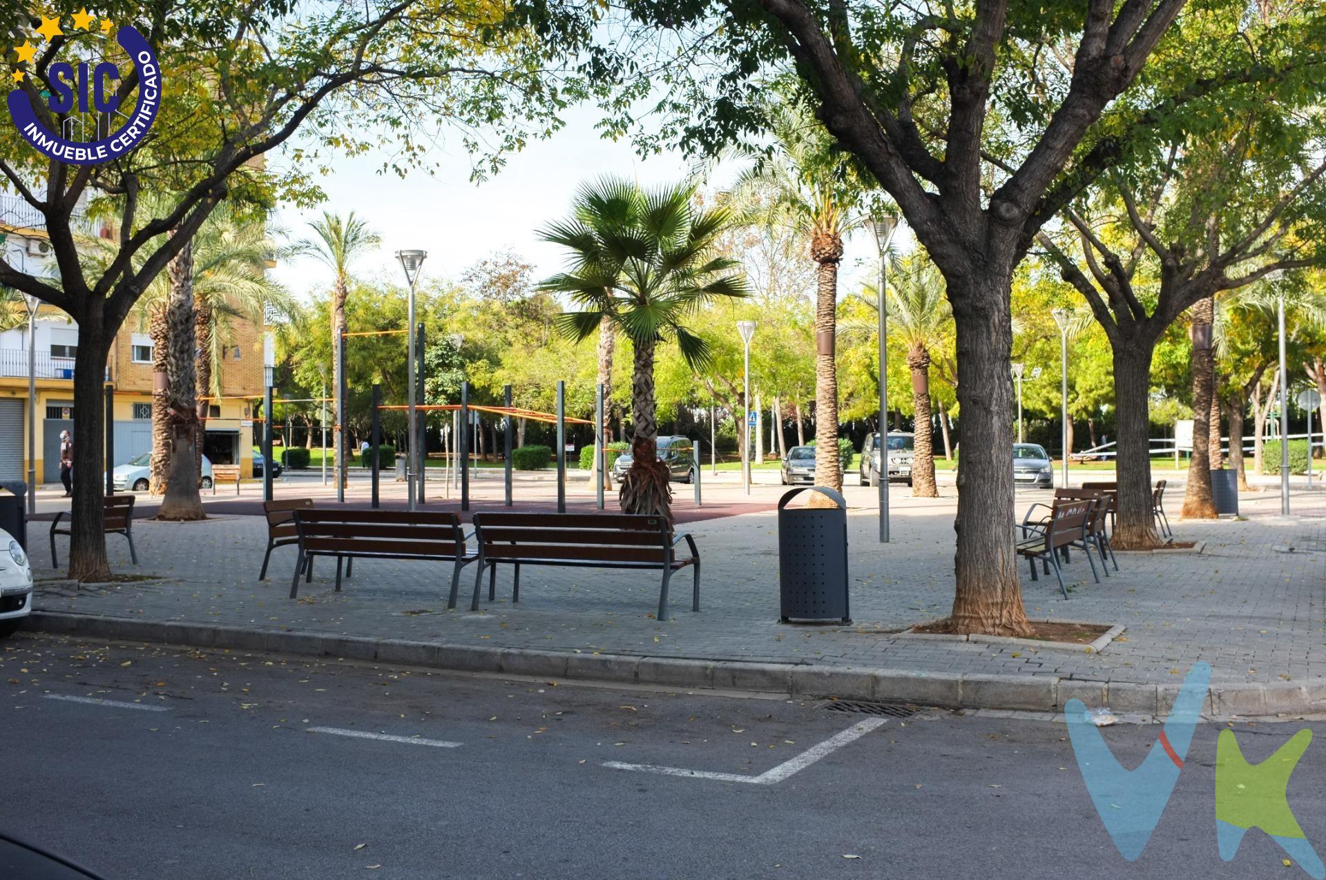 Ahora tienes la oportunidad de hacerlo en esta magnífica planta baja edificable, ideal para una vivienda unifamiliar adosada de una planta baja y dos alturas. Está rodeada de parques, supermercados y colegios, lo que garantiza comodidad y calidad de vida. Con una superficie de 176 metros cuadrados, esta propiedad cuenta con entradas a dos calles y vado en vigor en ambas puertas, lo que proporciona flexibilidad para su uso como parking, almacén, o cualquier otro propósito que desees. Ubicada muy cerca de Valencia, ofrece fácil acceso a la V30 y la A3, facilitando tus desplazamientos. ¡No pierdas esta oportunidad única! Ven a verlo y empieza a imaginar tu nuevo hogar. La descripción del presente inmueble e imágenes tienen mero carácter informativo y en ningún caso carácter contractual, pudiendo ser modificados por la inmobiliaria comercializadora sin que ello implique responsabilidad alguna frente a terceros. En el precio de venta a público, esta propiedad NO incluye los gastos de adquisición (Notario, registro, gestión, honorarios, etc…). 
