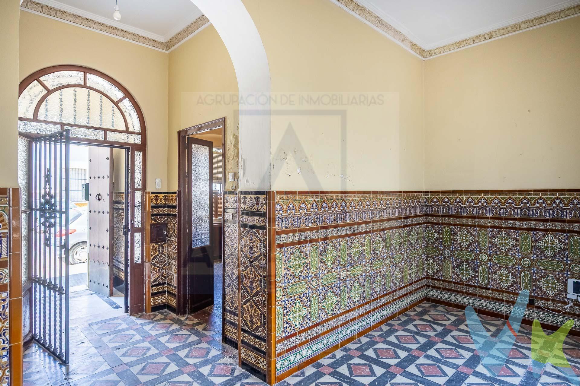 Casa de Esquina, Totalmente Exterior y con Garaje. Características principales: 2 plantas + Azotea | 5 Dormitorios | 2 Baños | Garaje Privado | Patio. Esta espectacular casa de pueblo haciendo esquina es la oportunidad que estabas esperando. Al ser completamente exterior, destaca por su extraordinaria luminosidad natural en todas sus estancias, ofreciendo el equilibrio perfecto entre la tranquilidad de una casa propia y la comodidad de vivir en el corazón de Camas. El inmueble está diseñado para maximizar el espacio y el confort, distribuyéndose en dos amplias plantas más una zona superior transitable:. Planta Baja (Día y Confort): Amplio salón-comedor, ideal para reuniones familiares. Cocina independiente, espaciosa y funcional, 2 dormitorios amplios, 1 baño completo y patio privado, un desahogo perfecto para disfrutar del aire libre. Garaje privado integrado, un auténtico lujo e imprescindible en pleno centro. Primera Planta (Zona de Descanso): 3 dormitorios exteriores con balcones a la calle, amplios y con excelente ventilación,1 baño completo adicional. Planta Alta (Ocio y Almacenaje):Gran azotea transitable, el espacio ideal para crear tu propia zona 'chill-out', barbacoas o solárium. Trastero independiente, perfecto para almacenamiento extra. Rodeado de supermercados, colegios, tiendas locales, bancos, centros médicos y zonas de restauración. Próximo a colegios, institutos y parques infantiles. No dejes pasar esta oportunidad única. Las propiedades con estas características y ubicación vuelan. En cumplimiento de las obligaciones de información previstas Disp. final 3ª de la Ley 10/2025, de 28 de diciembre, de servicios de atención a la clientela y transparencia, así como en la normativa sectorial vigente, y RD 218/2005 de Inf. de la Junta de Andalucía, el precio indicado no incluye los gastos e impuestos inherentes a la adquisición, los cuales se desglosan estimados o con posibilidad de calcularlos a continuación; los gastos más ajustados serán dados en el D.I.A. en la visita a inmuebles, o antes. *Gastos de Notaría: La Minuta se calculará según al arancel notarial oficial: Anexo I, del Real Decreto 1426/1989, de 17 de noviembre. Enlace: notariared.com/calculadora-gastos-compra-vivienda/. *Gastos de Registro de la Propiedad: La inscripción se facturará según el arancel oficial: ANEXO I, del Real Decreto 1427/1989, de 17 de noviembre. Igual enlace anterior. *Gastos de Gestión (Gestoría): Los honorarios por la tramitación administrativa, liquidación de impuestos e inscripción registral ascienden de forma estimativa a [363 € aprox.] (IVA incluido), aunque depende de cada caso, y su dificultad. *Honorarios Agencia del Vendedor: incluidos en el PVP. *Honorarios Agencia del comprador: La agencia prestará los servicios de información, asesoramiento y acompañamiento previstos en el Encargo de Servicios y en el D.I.A. Si solicita servicios adicionales o personalizados, sus honorarios serán informados previamente, de forma individualizada y por escrito, conforme a la libertad de pactos y a la normativa vigente. *Si necesita Financiación, su banco le informará. *Impuesto sobre Transmisiones Patrimoniales (ITP): Se aplicará el tipo impositivo vigente en Andalucía (generalmente el 7%, sin perjuicio de tipos reducidos del 6%. 3,5%, etc, aplicables según las circunstancias personales del comprador o las características del inmueble). El impuesto se devenga sobre el superior entre: 1.- Valor de Referencia de Catastro; y 2.- Precio de venta. Puede calcular su situación personal en el portal oficial de la A.T. de Andalucía. enlace: juntadeandalucia.es/organismos/economiahaciendayfondoseuropeos/areas/tributos-juego/tributos/paginas/impuestos-cedidos-transmisiones.html. 