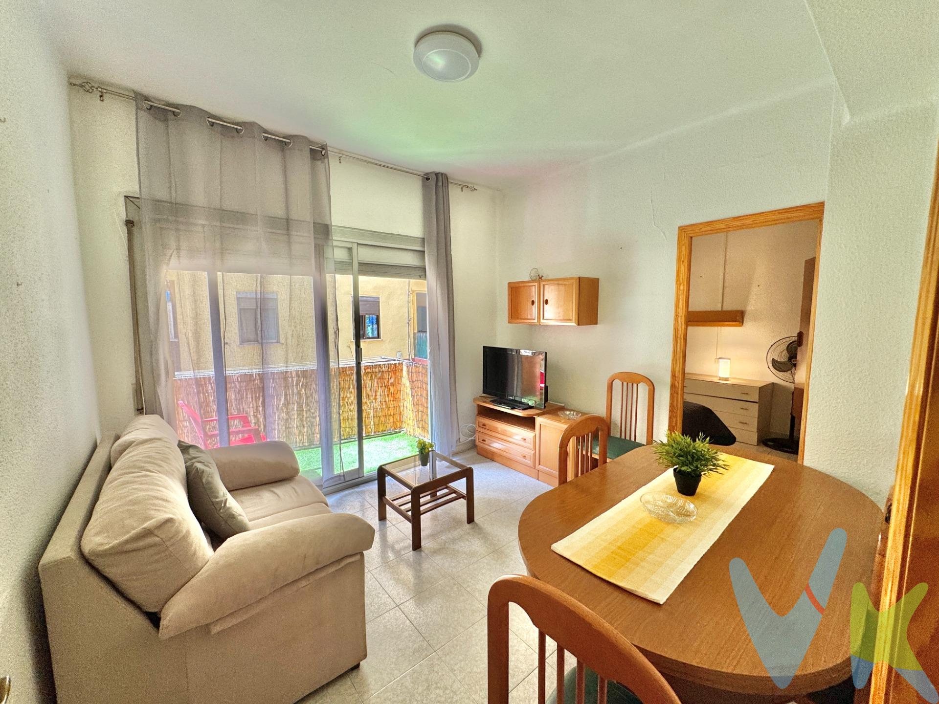 Una vivienda acogedora y bien cuidada en una ubicación práctica y muy bien comunicada. Cerca de la Avenida del Mar, con acceso rápido al TRAM que te lleva directamente a la playa, y a solo pasos del Museo de Castellón y todos los servicios esenciales. Esta vivienda es una oportunidad pensada tanto para quienes desean formar su hogar como para quienes buscan una inversión sólida y sin complicaciones. Ubicada en una zona tranquila y bien conectada, a pocos minutos andando del corazón de Castellón, disfrutarás de la comodidad de tener todo a mano: comercios, colegios, transporte y zonas de ocio. La luz natural y el ambiente cálido de sus estancias transmiten una sensación acogedora desde el primer momento. Gracias a su excelente estado de conservación, no tendrás que pensar en reformas. La vivienda combina calidez, funcionalidad y un aprovechamiento perfecto del espacio, con un toque exterior ideal para desconectar o simplemente dejar que entre el aire fresco. Además, cuenta con una zona privada en el patio comunitario, perfecta para usar como desahogo o zona auxiliar, lo que añade valor y practicidad al día a día. Una vivienda lista para vivirla o rentabilizarla desde el primer minuto. ¿Te interesa? . ¡¡¡Llámanos ahora mismo y agenda tu visita!!!