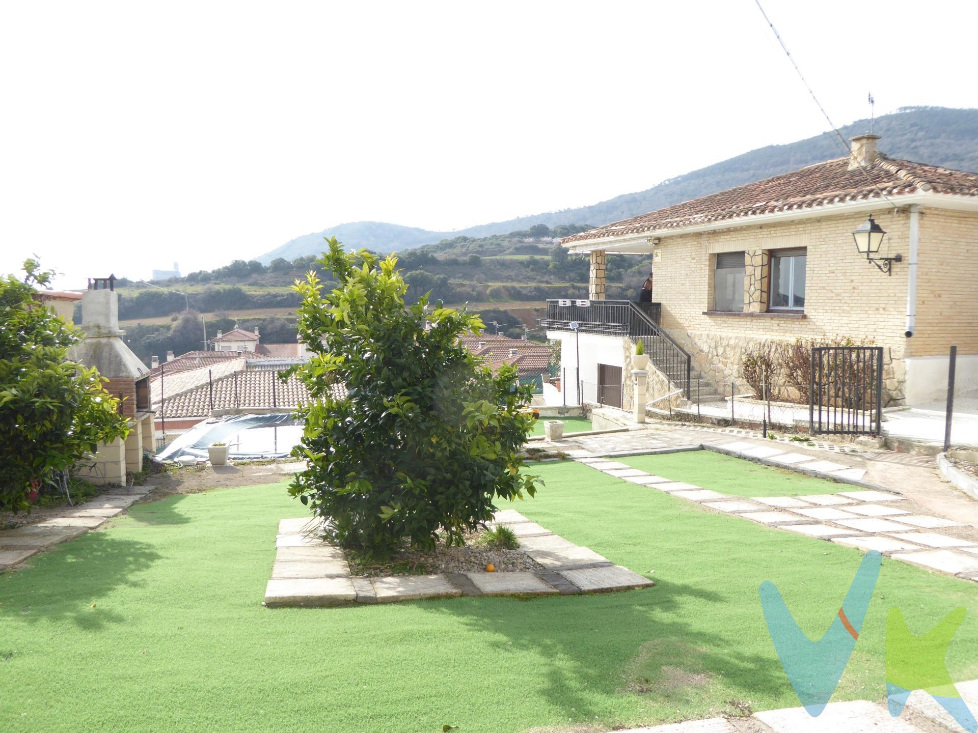 Casa independiente de una sola planta rodeada de su jardín y terreno. Desde cualquier ventana puedes ver parte de la finca.  Desde la parte delantera de la vivienda se ve el terreno urbanizado de unos 1.438 m² totalmente cuidado con su piscina, pérgola, barbacoa, naranjos, limoneros..además tiene un cobertizo en el que se encuentra el depósito de gasoil de 2000 litros que abastece de sobra para la calefacción y agua caliente ya que con menos de la mitad se tiene para todo el año. En la parte trasera está el jardín de unos 515 m² con sus árboles frutales, viñedos.. La luz, comodidad y amplitud están aseguradas. El acceso a la casa es desde la terraza con vistas a Montejurra y está distribuida en tres amplias habitaciones, baño, cocina equipada (con una amplia despensa) y salón. El acceso a la parcela es por puerta automática que da a una rampa para entrada y aparcamiento de  coches aunque en la planta baja de la finca está el garaje de 55 m² que también, por su amplitud, sirve como trastero. Muniain pertenece al municipio de Aberin, valle de la Solana, en Merindad de Estella y actúa como centro del municipio ya que tiene el Ayuntamiento. Está al abrigo de Montejurra y protegido de los vientos del norte. El municipio de Aberin-Muniain cuenta con amplios servicios como frontón cubierto con pista polideportiva, piscina, tienda, farmacia, bar-restaurante, ludoteca.. Para más servicios puedes acercarte a Estella que está a 12 minutos o Pamplona a 30. Las superficies expresadas en esta página tienen carácter descriptivo y son aproximadas. Datos meramente informativos, sin valor contractual. El PVP indicado no incluye impuestos ni gastos de transmisión. 