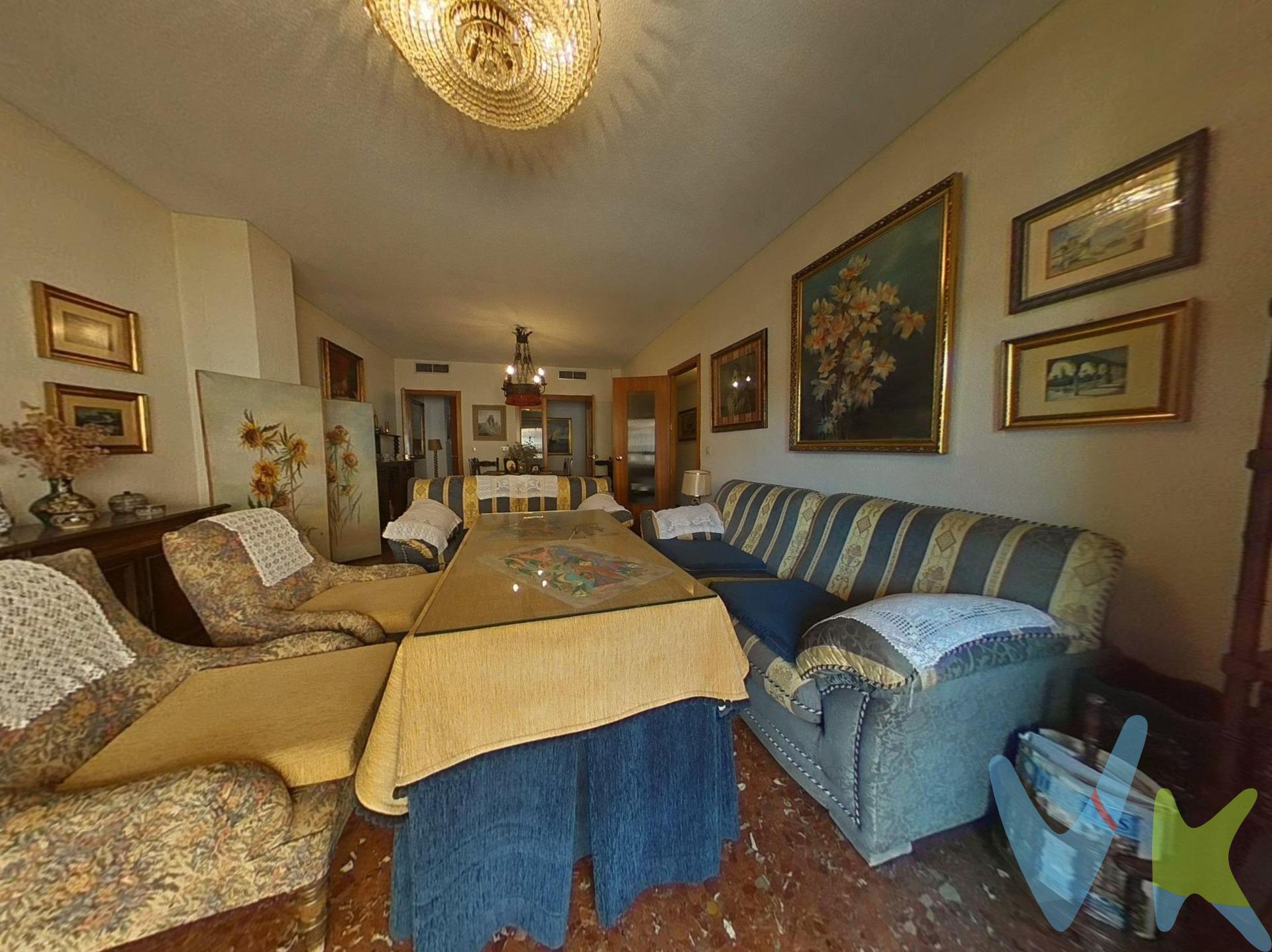 Imagínate vivir en el centro de Córdoba, con todos los servicios al alcance de la mano, pero sin el caos. Justo eso es lo que ofrece este piso 👌🏼. ✅ Lo que realmente importa. Ubicación estratégica: junto a la estación de trenes y autobuses, ideal para moverte sin coche. Te sitúa en el corazón de la ciudad, con acceso rápido a todo. Espacio amplio: 5 dormitorios y 2 baños completos. Perfecto para familias grandes, personas que teletrabajan, o incluso para subdividir como inversión o poner tu propio negocio. Exterior pero silencioso: en una calle con paso pero alejado del bullicio cercano —disfrutas de luz natural y ventilación, sin ruido constante. Comodidades incluidas: ascensor que te quita escaleras de encima. . Entorrno:. Servicios de todo tipo: comercios, supermercados, colegios, biblioteca, zonas verdes. No tienes que desplazarte lejos para lo que necesitas cada día. Restauración cerca: cafés, bares, restaurantes donde relajarte, reunirte, vivir. 🔑 Por qué este piso es una oportunidad de verdad. Es grande. Espacio para crecer, para necesitar menos, para vivir más cómodo. Todo lo esencial ya lo tiene: ubicación, cochera, ascensor, buena luz. Puedes entrar a vivir sin tener que hacer grandes reformas o sacrificar ubicación. Potencial: ideal para quien busca un hogar permanente o para quien ve una inversión a medio plazo. Cochera opcional en 30.000 €. . 📲 ¿Te lo imaginas ya como tu hogar? Contáctame hoy mismo para verlo. Te garantizo que sentirás la diferencia en cuanto cruces la puerta. El comprador tendrá un coste adicional de un 2,5% más IVA del precio de venta final, por el servicio de gestión, asesoramiento y formalización del proceso de compra. Este importe no está incluido en el precio publicado en venta. INFORMACIÓN ADICIONAL. Para cumplir con la normativa vigente tenemos a disposición del cliente el Documento de Información Abreviada D. I. A. Los precios indicados pueden sufrir alteraciones sin previo aviso. Los GASTOS DE LA COMPRA serán según ley (Notaria, Registro e Impuestos) y no están incluidos en el precio señalado. 