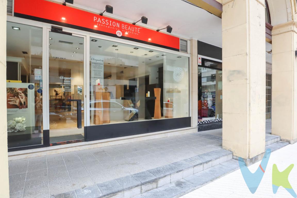 Excelente oportunidad de inversión en una de las calles más comerciales y transitadas de Oviedo, Marqués de Pidal. Este local se sitúa en una ubicación estratégica, rodeado de comercios consolidados, con gran visibilidad y un flujo constante de peatones, lo que lo convierte en un enclave ideal para cualquier actividad.Cuenta con una superficie de 142 m² distribuidos en dos plantas amplias, diáfanas y muy bien aprovechadas. Dispone de baño y aseo en ambas plantas, aportando funcionalidad tanto para clientes como para el equipo de trabajo.El local ha sido reformado con un diseño moderno y elegante, utilizando materiales de alta calidad, por lo que se encuentra en un estado impecable, listo para iniciar actividad sin necesidad de inversión adicional. Actualmente cuenta con licencia vigente de comercio menor, lo que facilita una apertura rápida.Anteriormente fue una perfumería con gabinete de estética, por lo que es especialmente idóneo para negocios relacionados con la belleza y el bienestar, aprovechando el histórico, aunque su versatilidad permite adaptarlo a múltiples usos.Por su ubicación, características y distribución, este local es perfecto para:Centro de estética, medicina estética o clínica de belleza avanzadaPeluquería premium o salón integral de cuidado personalBoutique de moda, complementos o cosmética especializadaTienda gourmet o delicatessenConcept store o espacio comercial experiencialClínica (fisioterapia, nutrición, psicología)Academia o centro de formaciónCafetería de especialidad o negocio take away (según normativa)Una propiedad que combina ubicación, imagen y funcionalidad, ideal tanto para emprendedores que buscan iniciar su proyecto en una zona consolidada, como para inversores que desean una apuesta segura.Para más información o concertar una visita, no dudes en contactar.No incluidos en el precio: ITP, notaría y registro. Los honorarios de la agencia son asumidos íntegramente por la parte vendedora, no suponiendo coste algno para el comprador.El consumidor tiene derecho a solicitar a la agencia inmobiliaria información y documentación adicional relativa al inmueble y a las condiciones de la compraventa. Cualquier compraventa y sus condiciones quedan sujetas a la aceptación expresa del vendedor del inmueble y a la posterior formalización del correspondiente contrato.El presente anuncio tiene carácter meramente informativo y no contractual, pudiendo la información mostrada variar o actualizarse.