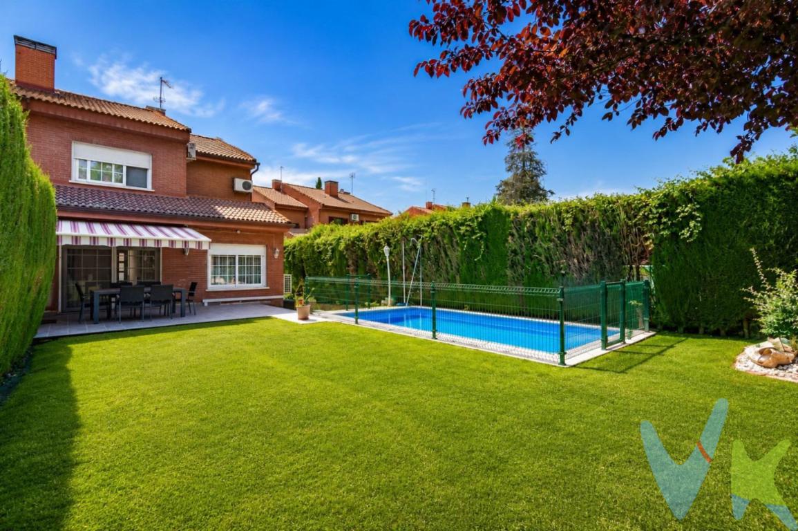 Una vivienda pensada para quienes disfrutan compartiendo momentos. Sus amplios espacios interiores, su gran parcela con piscina privada y su impresionante zona de ocio convierten este chalet en el escenario perfecto para reuniones con amigos, celebraciones familiares y una vida social activa sin renunciar a la comodidad y la privacidad...Desde el primer paso, la vivienda transmite sensación de hogar. En la planta principal encontramos un espectacular salón de 35 m² distribuido en dos ambientes, perfecto para crear una acogedora zona de estar y un espacio de comedor independiente. Su salida directa a la parcela permite integrar interior y exterior, convirtiéndose en el escenario ideal para reuniones, celebraciones o simplemente para disfrutar de la tranquilidad del jardín...La cocina, de aproximadamente 20 m² y equipada con una práctica isla central, se convierte en el auténtico corazón de la casa. Un espacio pensado para compartir desayunos en familia, cocinar con amigos o disfrutar de largas sobremesas. En esta planta también encontramos un baño completo, un amplio armario empotrado con gran capacidad de almacenaje y una estancia polivalente que puede utilizarse como dormitorio de invitados, despacho profesional, cuarto de juegos o trastero...La primera planta está destinada al descanso. Cuenta con cuatro dormitorios y dos baños completos, uno de ellos integrado en la suite principal. La habitación principal dispone además de una agradable terraza privada, perfecta para comenzar el día con tranquilidad o disfrutar de un momento de desconexión al aire libre...El espectacular sótano está diseñado para convertirse en el centro de la vida social de la vivienda. Su amplitud y agradable temperatura durante todo el año lo hacen perfecto para crear una gran zona de ocio con barra, bodega, home cinema, sala de juegos o comedor para celebraciones y encuentros con amigos. Un espacio pensado para disfrutar de largas sobremesas, eventos deportivos, cumpleaños o reuniones en cualquier época del año, con la comodidad de disponer de baño propio, amplias zonas de almacenaje y acceso directo al garaje para dos vehículos...En el exterior, la vivienda ofrece una espectacular parcela de aproximadamente 500 m² con césped natural, piscina privada y zona de barbacoa. Un entorno ideal para organizar comidas al aire libre, celebraciones, barbacoas de verano, fiestas junto a la piscina o simplemente disfrutar de momentos de relax con amigos y familiares en la privacidad de tu propio jardín..Entre sus calidades destacan la pintura lisa en toda la vivienda, suelos de tarima y gres, ventanas de aluminio con Climalit y una excelente orientación este-oeste que garantiza luminosidad y ventilación natural durante todo el día...La ubicación es otro de sus puntos fuertes. Situada en una de las zonas más demandadas de Rivas Oeste, se encuentra próxima a transporte público, centros comerciales, farmacias, colegios públicos, privados y concertados, así como al futuro centro de salud de la zona. Además, ofrece una excelente conexión con la Avenida de los Almendros y acceso rápido a la M-50...Una vivienda pensada para quienes buscan espacio, privacidad y calidad de vida, sin renunciar a una ubicación privilegiada...Impuestos y gastos no incluidos: ITP, IVA, AJD, Notaría, Registro, Gestoría, Tasación y otros gastos derivados de la compraventa...¿Necesitas ayuda con tu hipoteca? Te ofrecemos un estudio financiero gratuito y asesoramiento personalizado durante todo el proceso..