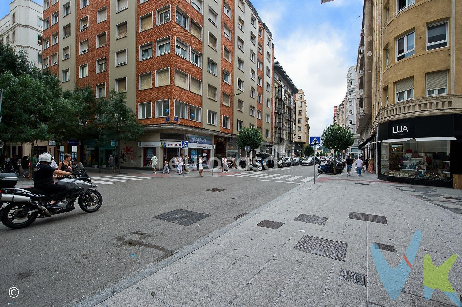 PISAZO EN EL CENTRO. Si tu sueño es vivir en el corazón de Santander, este pisazo ubicado en la céntrica calle Cádiz es tu gran oportunidad para hacerlo realidad. En uno de los edificios más nuevos de toda la calle, encontramos este gran piso de más de 200m2 perfectamente distribuidos para no perder ni un solo espacio y aprovechar la luz natural que entra por las ventanas de toda la vivienda, ya que es completamente exterior. Cuenta con dos puertas de acceso: a través de la principal llegarás al espacioso hall de entrada que te da una cálida bienvenida a la vivienda y a través de la otra accederás directamente a la cocina. Desde el recibidor verás un pasillo que te conducirá cómodamente a través de las estancias y que cuenta además con dos prácticos armarios empotrados. La vivienda tiene 5 amplias habitaciones y la principal cuenta con zona de vestidor y baño privado, además de otros 2 baños completos. La cocina es muy espaciosa y tiene zona de lavandería. Y como punto fuerte destaca su amplísimo salón con acceso al comedor, rodeado por grandes ventanales que iluminan la estancia con un toque muy especial. Este piso te ofrece la posibilidad de adaptar el espacio a tus necesidades, pudiendo diseñarlo de forma que refleje tu estilo y personalidad. Su céntrica ubicación brinda comodidad y accesibilidad y el edificio es accesible, con un salvaescaleras y ascensores que facilitarán tu día a día. Las ventajas de vivir en el centro son innumerables. Disfruta de una excelente conectividad con transporte público: autobuses, trenes, taxis, ¡todo al alcance de tu mano! Además, tendrás acceso a una amplia variedad de comercios, servicios y opciones de ocio, haciendo que cada día sea una experiencia única y emocionante. Y por supuesto, podrás disfrutar de bonitos paseos y, por supuesto, del mar. No dejes pasar la ocasión de poder formar parte de la vida que tiene esta céntrica calle de la ciudad en un piso sin comparación. 