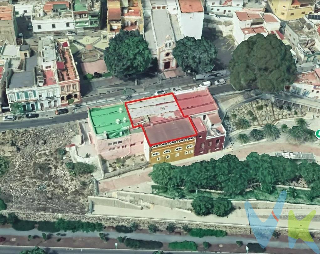 Oportunidad de Inversión en Tamaraceite . Se ofrece edificio de tres plantas en venta en Tamaraceite, ideal para inversores, promotores o empresas constructoras que busquen un proyecto con alta rentabilidad y gran proyección de futuro. El inmueble, actualmente compuesto por espacios diáfanos en sus tres niveles, ofrece múltiples posibilidades de redistribución, permitiendo la creación de viviendas independientes adaptadas a la demanda actual del mercado. Se publicita aquí una propuesta para convertirlo en 11 viviendas, aunque también se puede plantear para convertirlo en habitaciones para alquilar, muy rentable ya que la Universidad no está lejos. . El edificio tiene aljibe,  un sótano con unas preciosos arcos de piedra, que se puede rehabilitar como zonas comunes y además, la azotea transitable puede convertirse en un agradable solárium o zona común, aportando un valor añadido al conjunto. . Ubicado en una zona tranquila y bien comunicada, a escasos minutos del Centro Comercial Los Alisios y a 10 minutos de la Universidad de Las Palmas de Gran Canaria, el entorno dispone de todos los servicios esenciales: transporte público, colegios, comercios y zonas de ocio. Tamaraceite se consolida como una de las áreas con mayor crecimiento y revalorización de Las Palmas, lo que garantiza una inversión segura y con retorno a medio plazo. Ideal para desarrollar un proyecto residencial moderno y atractivo sin eliminar el encanto de su bonita fachada protegida y con amplias posibilidades de venta o alquiler una vez finalizada la reforma. Una oportunidad única para quienes buscan invertir en una zona con futuro. Estructura y cerramientos en buen estado (reforma 2004), catalogado ARQ 353 - Protegido (nivel compatible con rehabilitación integral) con posibilidades de ventajas fiscales dentro del API 8, y dentro del Plan del corredor verde futuro de LPA. Se dispone de un proyecto Reddit 3d. Potencial de uso:. Residencia coliving o estudiantil (12-15 unidades, 30-35 plazas). Centro sociosanitario o geriátrico ligero. Espacios de coworking o locales comerciales en planta baja. Proyecto turístico urbano sostenible (RIC aplicable). Incluye proyecto conceptual desarrollado, con posibilidad de:. Instalación fotovoltaica en cubierta. Sistema de recuperación de aguas pluviales con su gran aljibe. Certificación energética tipo B tras rehabilitación A 3 min de la GC-3 (circunvalación). Los gastos de impuestos, registro, notaría y cualquier otro derivados de la compraventa no están incluidos en el precio de venta.