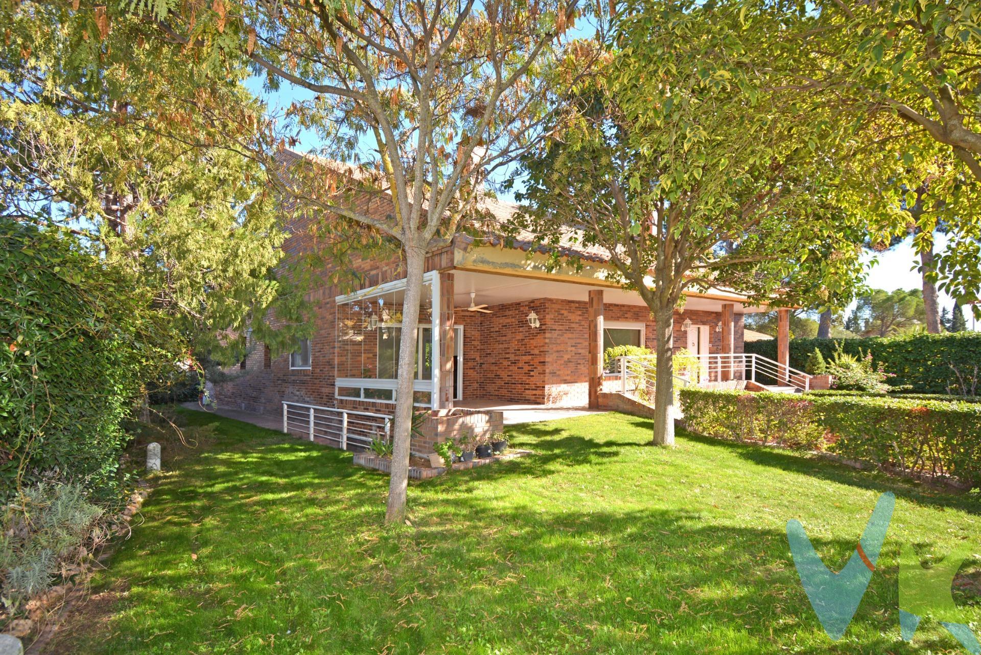 ESPECTACULAR CHALET EN LAS LOMAS DE GALLEGO (ZUERA) - C/ RIO CINCA. Descubre el lujo y la elegancia en este magnífico chalet de 354 m² útiles, situado en una parcela de unos 900 m². Tiene la mezcla perfecta de diseño tradicional y comodidades modernas, esta propiedad única ofrece una calidad de vida incomparable. PLANTA CALLE (165 m² útiles). Salón de ensueño de 53 m² con grandes ventanales que bañan las estancias en luz natural, destacando un elegante suelo de madera maciza de JATOBA, pegada sobre un suelo de terrazo, colocado sobre el forjado del suelo. Este espacio se convierte en acogedor con su chimenea de toque clásico. Además, tiene acceso directo a una amplia cocina de 20 m², desde la que accederíamos a un cuarto destinado a lavandería y zona de planchado y también a un espacio como tendedor.  Esta planta también disfruta de un gran dormitorio con baño en suite y vestidor, y un aseo de cortesía. Posee dos terrazas, una en la parte delantera como porcha de 35 m², y otra en la parte trasera con barbacoa. PLANTA -1 (95 m² útiles). Esta planta es la que se compone de un gran garaje de 43 m² en el que caben 2 coches, una estancia que era utilizada como taller de 19 m², pero podría ser ocupada para otros usos, una pequeña estancia de 9 m² que estaba dedicada a guardar bebidas de tipo bodega, y el cuarto donde se encuentran las calderas de gasoil necesarias para el confort de la vivienda en los meses más fríos. PLANTA 2 ( 93 m² útiles). En esta planta nos encontramos con un balcón desde el que tenemos una vista privilegiada del salón con todos sus matices. Posee 2 dormitorios amplios con armarios empotrados, un gran baño, trastero y cuarto de máquinas de aire acondicionado. Dispone de una gran sala abierta de 40 m² que se puede destinar a despacho o como sala de estar de ocio (un espacio personalizado donde relajarse, leer, escuchar música o practicar aficiones, funcionando como un refugio personal o social). . La calefacción es de gasoil con radiadores de hierro fundido, y el aire acondicionado funciona por conductos. La vivienda dispone de 2 máquinas, una por cada planta, susceptibles de ser usadas de forma independiente. . *** CARACTERISTICAS:. Exteriores exquisitos con un gran jardín y un estupendo porche para disfrutar del clima y las vistas a resguardo de posibles cambios en la meteorología. El Residencial Las Lomas de Gállego cuenta con zonas comunitarias: piscina, pista de fútbol, baloncesto.. Este chalet no solo es una residencia, combina la sensación de estar en un retiro personal con la belleza y la modernidad que todos deseamos. Ideal para aquellos que valoran la privacidad. Una verdadera joya lista para acoger a su próximo propietario. NO TE PIERDAS EL REPORTAJE FOTOGRÁFICO Y EL TOUR 360º QUE HEMOS PREPARADO PARA TI.  . SI NECESITAS ASESORAMIENTO FINANCIERO, NUESTRO EQUIPO TE AYUDARÁ SIN COMPROMISO. . Llámanos ahora y agenda tu visita.  ¡Te enamorará al instante!. BUSCAMOS SOLUCIONES,. ENCONTRAMOS HOGARES.