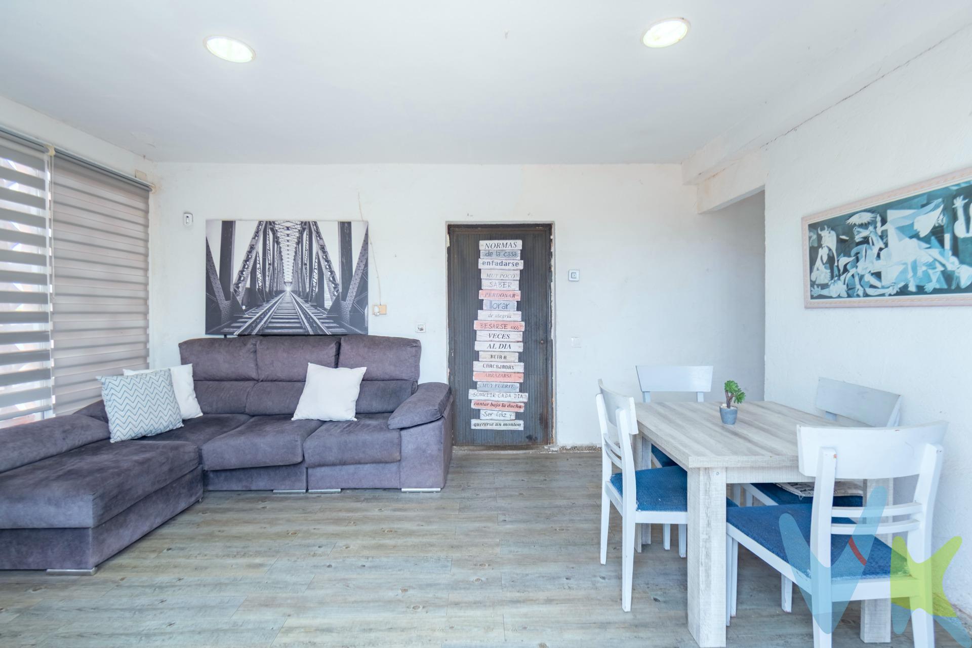 Si estas buscando una casa con terreno para poder disfrutar de ella los fines de semana y épocas de verano, ¡la acabas de encontrar!. Esta casa dispone de cuatro habitaciones, un acogedor comedor con cocina independiente, un aseo y un baño. Con un amplio terreno que se divide en dos, una parte, la primera, donde esta la zona de ocio, una terraza donde la sombra de los árboles, su barbacoa y la piscina desmontable instalada y preparada para su uso, hacen un rincón especial para disfrutar con familiares y amigos. La segunda parte del terreno tiene arboles frutales donde podrás tener tu propio huerto. La casa esta a menos de un kilómetro de distancia de la playa. Pídenos una visita y ven a ver tu rincón de relax.