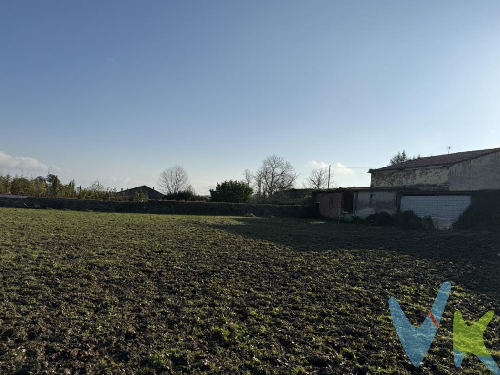 Enclavada en una de las zonas más pintorescas de Cantabria, se encuentra en Mazcuerras, esta extraordinaria finca edificable con una vivienda pareada de unos 188 m2 aprox que promete ser el lugar ideal para materializar el proyecto de tus sueños.Invitamos a todos los interesados a visitar esta maravillosa finca de unos 1500 m2 para que puedan experimentar de primera mano el potencial que ofrece. La visita no solo permitirá apreciar la parcela en su totalidad, sino también imaginar las infinitas posibilidades de construcción y desarrollo que ofrece. No dejes pasar esta oportunidad de inversión única. La presencia de un edificio ya construido facilita la posibilidad de realizar mejoras o un nuevo proyecto de edificación de manera eficaz y eficiente. Si busca una finca con encanto, espacio, y posibilidades ilimitadas de desarrollo en un lugar privilegiado, esta es sin duda una opción que merece la pena considerar. Contacte para más detalles y descubre por sí mismo todo lo que esta excepcional propiedad tiene para ofrecer.