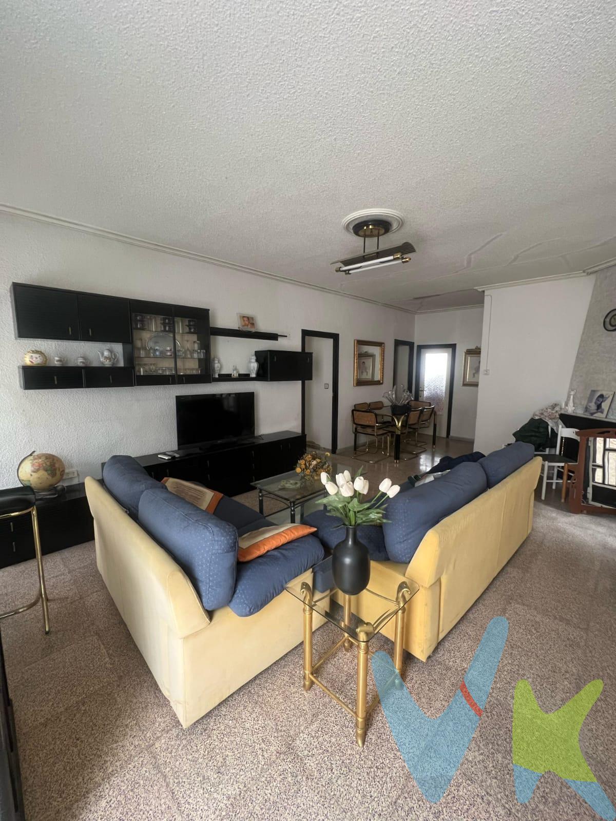 Crea el hogar que siempre has soñado en esta encantadora vivienda ubicada en la calle principal de Barinas, esta vivienda hace esquina con calle Rosario, y tiene 4 amplios dormitorios uno de ellos con baño en suite y un segundo baño con luz natural. La vivienda tiene chimenea y también dispone de una zona de lavadero con patio, y un amplio trastero o habitación extra. En la parte de arriba encontrarás una amplia terraza donde podrás disfrutar de unos preciosos atardeceres o bien  para disfrutar de su café matutino o celebrar reuniones con amigos y familiares. Con agua corriente y electricidad, tendrás todas las comodidades  a su alcance. Situada en una ubicación deseable, esta casa adosada ofrece fácil acceso a servicios, escuelas y opciones de transporte. Ubicada en un pueblo tranquilo, te permitirá disfrutar de la tranquilidad del campo sin renunciar a la comodidad de tener todos los servicios a tu alcance. Cuando te pongas en contacto con nosotros te informaremos de los gastos que no están incluidos en el precio, gastos de compraventa y honorarios de agencia y te ayudaremos para que tu proceso de compra con nosotros se convierta en un. Calma: Estado ideal de tranquilidad que tendrás al comprar tu casa con nosotros. Por último, te vamos a contar una cosa: Los propietarios han confiado en nosotros y nos han contratado en exclusiva para que les ayudemos a vender uno de sus bienes más preciados, su casa, su hogar. Esto para ti, como comprador, será una garantía ya que tendrás acceso a un servicio de calidad, un trato fácil, sencillo y sin interferencias de terceros. Por eso, te vamos a pedir un favor, habla con nosotros, no los molestes, te vamos a ayudar en caso de interés en todo el proceso y te vamos a facilitar toda la documentación e información que precises. Como ya te habíamos dicho, ¡Un servicio de calidad!. 
