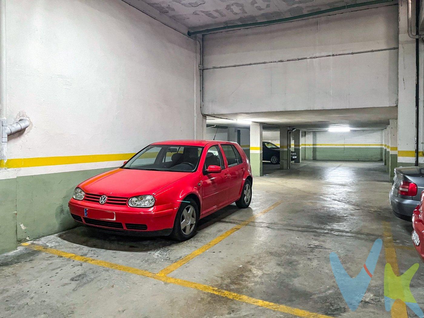 ¡No pierdas la oportunidad de adquirir una plaza de parking en venta! Esta plaza se encuentra ubicada en la calle Fuente las Pilas nº4, justo enfrente del encantador parque del antiguo matadero de Requena. La plaza cuenta con una amplia puerta de hierro automática con mando a distancia, y se encuentra en un parking de una sola planta totalmente privado, al que solo pueden acceder los propietarios de las plazas. Puedes acceder tanto desde la puerta principal a pie de calle como a través del ascensor por la calle Rafael Bernabéu. La entrada tiene una rampa de acceso muy suave y ofrece una buena maniobrabilidad gracias a su amplitud. Además, el mantenimiento anual es mínimo. La plaza tiene un tamaño mediano y está claramente marcada en el suelo, y el parking cuenta con una excelente iluminación para garantizar la seguridad. Mantén tu vehículo resguardado y protégelo de los delincuentes y las inclemencias del tiempo, o bien aprovecha esta oportunidad como una excelente inversión para alquilarla. Recuerda que la descripción del inmueble e imágenes tienen un carácter meramente informativo y no tienen carácter contractual, pudiendo ser modificados por la inmobiliaria comercializadora sin implicar responsabilidad alguna frente a terceros. Además, el precio de venta al público de esta propiedad no incluye los gastos de adquisición, como los honorarios notariales, registrales, de gestión, entre otros. ¡No dudes en contactarnos para obtener más detalles!