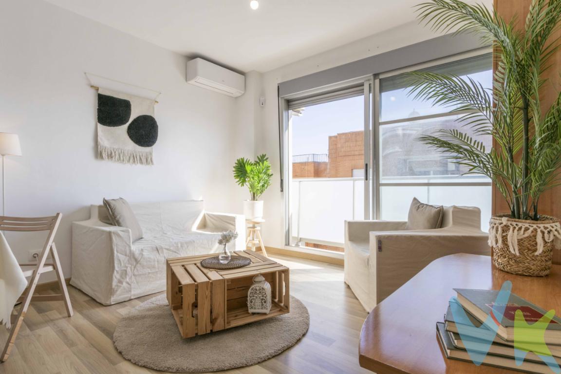 Piso de 2 Habitaciones con 2 Garajes y Trastero en Torrent Descripción General del InmuebleSe presenta para la venta una vivienda tipo piso ubicada en la localidad de Torrent. La propiedad cuenta con una superficie construida de 67 m² y una superficie útil de 61 m².El inmueble está situado en la primera planta de un edificio residencial. La fecha de construcción del edificio es del año 2017, por lo que sus estándares de construcción son contemporáneos. Distribución y CalidadesLa distribución interior de la vivienda consta de dos dormitorios y dos baños. La propiedad se complementa con una terraza solarium de uso privativo a la que se accede desde el salón y tiene aproximadamente 80m2. Cuenta con salón y cocina independientes.También con una segunda terraza desde la cocina. El suelo es de tarima y las puertas lacadas en blanco. Equipamiento y Zonas ComunesEl edificio está equipado con ascensor, garantizando el acceso a la primera planta.El precio de venta incluye dos anexos vinculados a la propiedad:Dos plazas de garaje, destinada al estacionamiento de vehículos.Un trastero, destinado a almacenamiento adicional. Ubicación y ServiciosLa finca se encuentra en una zona de Torrent que dispone de conexiones de transporte público. La proximidad incluye acceso a estaciones de metro y paradas de autobús. Estas conexiones facilitan el transporte al centro de Torrent y a Valencia capital.El entorno inmediato de la propiedad cuenta con servicios básicos, tales como comercios, centros educativos y centros de salud. Solicitud de VisitaPara recibir información técnica adicional, como planos o la memoria de calidades, o para coordinar una visita a la propiedad, contacte con nuestra oficina.