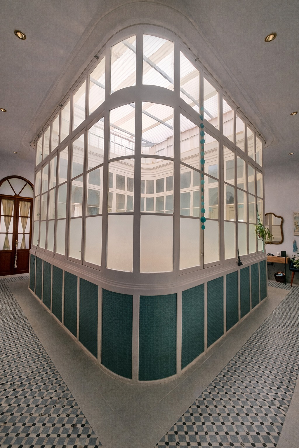 Les presentamos esta maravillosa  propiedad que redefine el concepto de elegancia en el centro histórico de Cádiz que te dejará maravillado/a desde que entres. Situada en una finca representativa de 1888, esta vivienda fusiona la nobleza de la arquitectura gaditana con una reforma integral de diseño contemporáneo. Ubicada en una segunda planta sin ascensor, ofrece una oportunidad única para quienes buscan el equilibrio perfecto entre patrimonio, confort y ubicación. Consta de 195,56 m² construidos maximizando la sensación de amplitud gracias a sus techos altos, característicos y suelos hidráulicos de diseño. El corazón de la casa es su salón exterior con chimenea de leña donde la luz natural inunda el espacio a través de dos balcón a la calle siendo uno de ellos un cierro, creando una atmósfera sofisticada y aireada. Con una amplia cocina, independiente y funcional. La vivienda se integra inteligentemente recibiendo luz y ventilación natural a través de un patio central donde rodea una galería acristalada garantizando privacidad y eficiencia. El inmueble dispone de 4 dormitorios dobles diseñados para ofrecer el máximo silencio y descanso.  La propiedad se completa con un total de 2 baños completos de diseño y 1 aseo los cuales de altas calidades.. La propiedad se sitúa en  un enclave estratégico que combina la tranquilidad residencial con la inmediatez de la vida urbana. A escasos metros del paseo de la Alameda Apodaca y el Baluarte de la Candelaria, y a un paso de la Plaza de Mina. Esta zona del Mentidero es altamente demandada por su perfil sociocultural alto y su cercanía a una amplia oferta de servicios, desde transporte público y centros de salud hasta una vibrante oferta gastronómica y de ocio. Vivir aquí permite disfrutar de la brisa marina y la historia sin renunciar a la comodidad, con parkings públicos cercanos (como Santa Bárbara) para solventar las necesidades de aparcamiento. Impuestos, honorariosy gastos del comprador derivados de la compraventa no incluidos en el precio. El consumidor tiene a su disposición la Ficha Informativa de la Vivienda conforme a la normativa vigente. ✔ Contamos con Seguro de Caución y Responsabilidad Civil para la plena garantía de nuestros clientes. ✔ Más de 28 años de experiencia avalan nuestra trayectoria, profesionalidad y compromiso. Operación sujeta a ITP, cuyo tipo general es del 7% respecto al precio de venta, consultar otros tipos por circunstancias del comprador, en virtud de lo dispuesto en el Ley 5/2021, de 20 de octubre, de Tributos Cedidos de la Comunidad Autónoma de Andalucía. El comprador, en caso de que querer adquirir la vivienda a través de la agencia, deberá abonar a ésta unos honorarios que ascienden al 3% del precio de la compraventa, más IVA del 21%. Los gastos aproximados de Notaría y Registro se cifran entre 800€ y 1600€, el importe exacto dependerá del precio final de la compraventa, número de copias de la escritura, número de páginas de la escritura, complejidad, etc, en virtud de lo dispuesto en el Anexo I del Real Decreto 1426/1989, por el que se aprueba el arancel general de Notaría, y el Anexo I del Real Decreto 1427/1989, por el que se aprueba el arancel de los Registradores de la Propiedad. En caso de necesidad de financiación bancaria para la compra, los gastos de la misma deberán ser obtenidos de la entidad bancaria que vaya a financiar la operación. Se hace constar que la agencia efectúa una labor de intermediación, y que las condiciones finales de la compraventa quedan sujetas a la aceptación expresa de la parte vendedora y a la ulterior formalización del contrato. Periodo de validez: hasta el 31/12/2026