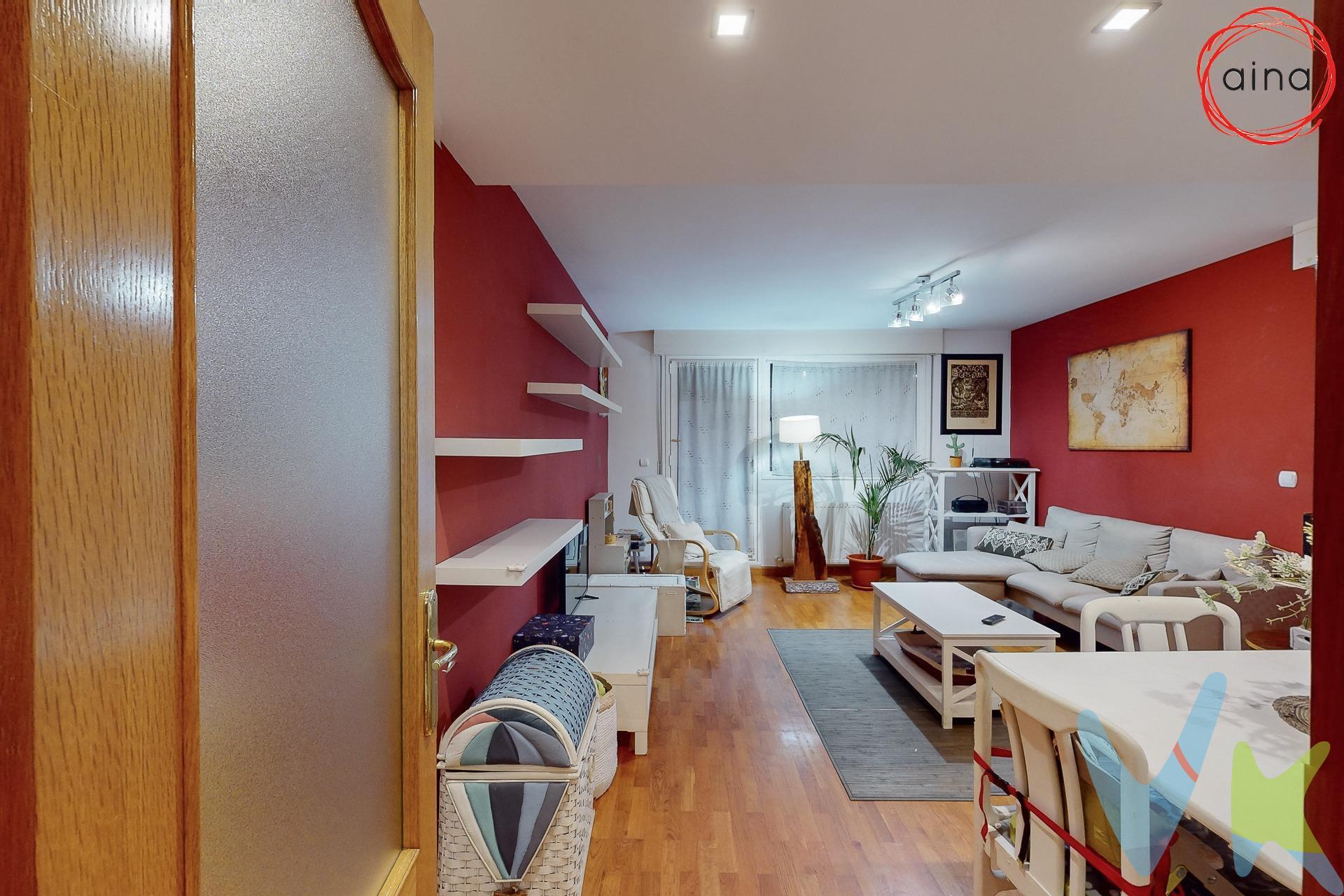 Se Vende Dúplex Ático de 3 habitaciones y 3 baños, terraza, plaza de garaje y trastero en Urbanización Zizur de 121 m² Construidos / 105 m² Útiles. Este luminoso y espacioso dúplex ático de 121 m² construidos y 105 m² útiles se encuentra en una excelente ubicación dentro de la Urbanización Zizur. Ideal para aquellos que buscan comodidad y amplitud. Su distribución es la siguiente: Planta Baja:Hall de entrada con pasillo distribuidor, Baño completo con plato de ducha, Cocina de 10,30 m² con despensa para mayor almacenamiento, Salón-comedor de 23,45 m² con acceso directo a una terraza de casi 6 m² con una estupenda orientación Suroeste (sol de tarde), perfecta para disfrutar del aire libre. Planta Primera / Buhardilla: Habitación principal de 12 m² con baño en suite, equipado con plato de ducha, 2 dormitorios adicionales de 12,15 m² y 11,80 m²,  ideales para familia o invitados, Baño amplio de casi 5 m² para mayor comodidad. Además, la vivienda dispone de calefacción y agua caliente sanitaria mediante caldera individual, asegurando una temperatura agradable durante todo el año. Extras: Plaza de garaje y trastero. ¡No dejes pasar esta oportunidad única de vivir en un ático con todo lo que necesitas para tu comodidad!. Datos meramente informativos sin valor contractual. El PVP indicado no incluye impuestos ni gastos de transmisión (ITP, Notaría, Registro..)