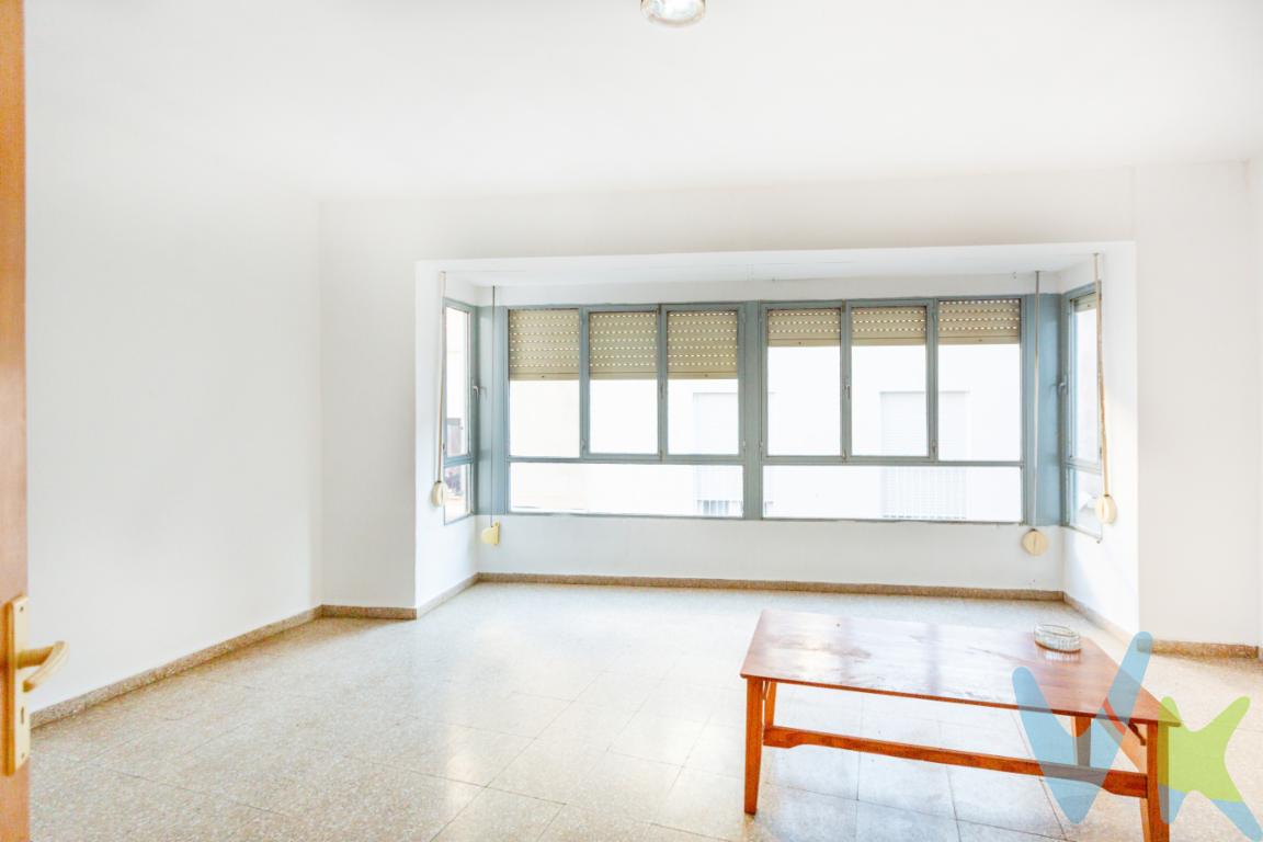 **Amplio piso en una ubicación inmejorable en Simat de la Valldigna**Se presenta una extraordinaria oportunidad para adquirir un espacioso piso en el encantador municipio de Simat de la Valldigna. Con una extensión de 106 metros cuadrados útiles y 113 metros construidos, este inmueble de tres habitaciones ofrece un confort inigualable y un estilo de vida acogedor para una familia o para quienes buscan un amplio espacio personal.Ubicado en la primera planta de un edificio construido en 1975, el piso mantiene el encanto de su época, a la vez que ofrece las comodidades necesarias para la vida moderna. La ubicación es excelente, ya que Simat de la Valldigna combina la tranquilidad de un pequeño pueblo con accesos cercanos a servicios y comercios que facilitan la vida diaria. Perfecto para quienes desean gozar de un ambiente pacífico sin alejarse de la comodidad.Este espacioso inmueble goza de una distribución inteligente que maximiza el uso de cada metro cuadrado disponible. La entrada da paso a un amplio salón que sirve como el corazón del hogar, ideal para reuniones familiares o para disfrutar de momentos de relajación. Sus ventanales proporcionan una luminosidad natural envidiable, aportando una sensación de calidez y bienestar.La cocina, bien equipada y de generosas dimensiones, permite organizar eficientemente el espacio para facilitar la preparación de deliciosas comidas en familia. El diseño de la cocina facilita la incorporación de una pequeña mesa para desayunos o comidas rápidas, haciendo el día a día más práctico y cómodo.El piso dispone de tres amplias habitaciones que aseguran el confort y la privacidad de sus ocupantes. Cada dormitorio se presenta como un refugio personal, un espacio para el descanso y la relajación. La amplitud de estas habitaciones ofrece múltiples posibilidades de decoración y uso, adaptándose perfectamente a las necesidades de cada habitante.Además, la comunidad en la que se integra este inmueble tiene una atmósfera acogedora y segura, creando un ambiente ideal tanto para familias con niños como para personas que buscan paz y tranquilidad.En resumen, este piso en Simat de la Valldigna es una opción excepcional para aquellos que buscan una vivienda amplia, luminosa y bien ubicada. Es una oportunidad que combina a la perfección espacio, comodidad y armonía con su entorno.Para quienes están interesados en combinar las ventajas de un espacio cómodo con la paz de un entorno encantador, esta propiedad merece ser visitada. No pierda la oportunidad de conocer personalmente este magnífico piso y descubra todas las ventajas que tiene para ofrecerle. Una visita es imprescindible para apreciar de primera mano todas sus cualidades. Contáctenos para programar una visita y déjese seducir por lo que podría ser su próximo hogar.__________________  Nuestro servicio con cada uno de nuestros clientes es en exclusividad, por lo que nosotros le garantizamos un servicio de calidad y sencillo sin interferencias de terceros, nuestra inmobiliaria trabaja con exclusividad compartida, por lo que estaremos encantados de colaborar con cualquier agencia o particular que esté interesado en el inmueble. Por ese motivo, se ruega no molestar al propietario o inquilinos de la propiedad. Si usted es un posible cliente o agente inmobiliario, interesado en esta propiedad, no dude en llamarnos a nosotros, estaremos encantados de colaborar. El precio indicado no incluye los honorarios de intermediación inmobiliaria, que deberán ser abonados por el comprador de forma independiente.