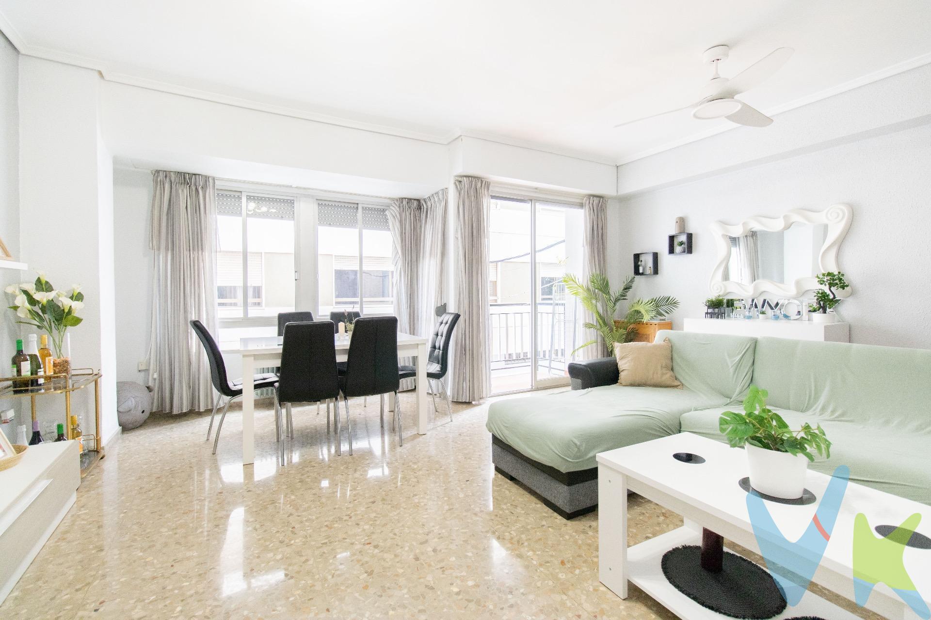Nueva propiedad a la venta en Burriana. Tenemos una vivienda situada en la primera planta de una finca en una de las mejores zonas de Burriana. . Se trata de un piso de casi 120 metros útiles, distribuido de la siguiente manera. El acceso se realiza a un hall de la vivienda y a lo largo de todo el pasillo se van encontrando las estancias. . Tenemos 4 habitaciones dobles y dos cuartos de baño completos, uno de ellos en suite. La cocina es independiente con galería del salón el cual tiene un gran tamaño y da lugar a dos espacios diferentes, zona de star y zona para comer. Además tiene un balcón. . La vivienda está lista para entrar a vivir. . Pídenos tu visita.