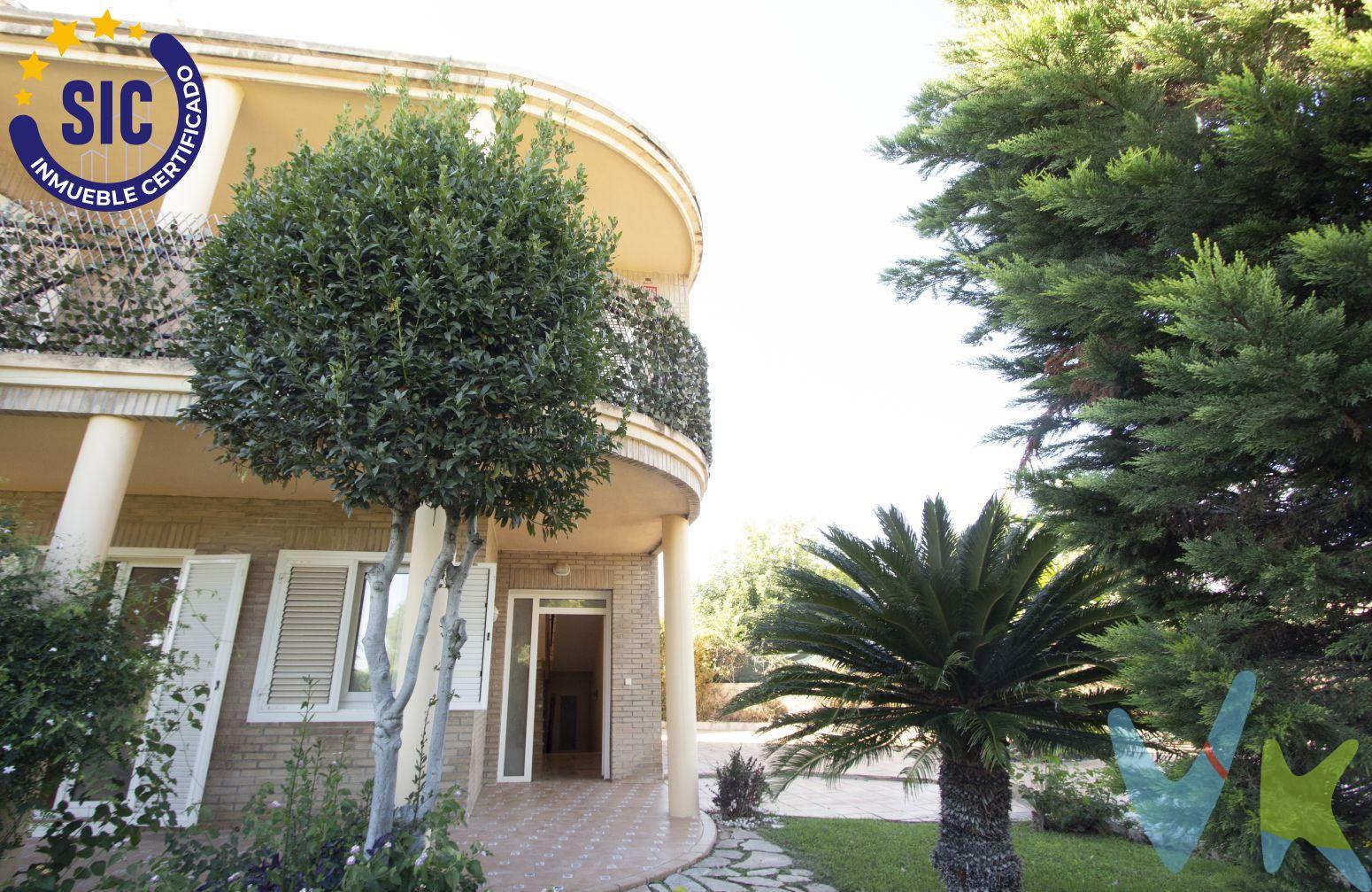 Le presentamos este inmueble, destaca por su funcional y elegante construcción así como las preciosas y despejadas vistas desde dos terrazas orientadas al sureste, bañadas por la mañana por el sol del mediterráneo, y con la brisa del levante. Con una superficie construida de 325m², distribuidos en dos plantas y sótano sobre una parcela de 750 m² , además de incluir en ella una bonita piscina y cuidado jardín, con la orientación perfecta para disfrutar de la luz natural y el viento de levante.      Esta propiedad se convierte en la opción ideal para familias que buscan confort y exclusividad pero al mismo tiempo cercanía a una gran ciudad como Torrent y a todos sus servicios. Al entrar a este hogar, lo primero que se percibe es la amplitud y luminosidad de sus estancias. La casa cuenta con 5 habitaciones, 2 baños completos y un aseo, salón-comedor, cocina independiente con galería, barbacoa, piscina, jardín y garaje independiente con acceso directo al interior de la vivienda. En la planta principal nos encontramos con el amplio salón con grandes ventanales y salida directa a terraza, piscina y al jardín. También podrá disfrutar de la calidez de su chimenea para los días de invierno. La cocina independiente con galería y una puerta de salida directa a la zona de la barbacoa. Además, en esta planta tenemos una habitación y un aseo pensado para ofrecer comodidad y funcionalidad a los habitantes y visitantes de la casa. En la primera planta, tenemos 4 habitaciones y 2 baños completos (un baño in suite, con bañera de hidromasaje). Tres de esas habitaciones, tienen salida a una amplia terraza con vistas a nuestra piscina y jardín y un despejado paisaje. La cuarta habitación, bien puede utilizarse como despacho, salón de descanso y relax, estudio y un largo etc. dada su ovalada forma que le ofrece la luminosidad y calidez perfecta.  Todas las habitaciones cuentan con armarios empotrados, aire acondicionado frio/calor en todas las estancias. La propiedad se completa con un espacioso garaje, (el cual puede albergar hasta tres coches) que le brinda una solución segura y cómoda para el estacionamiento de sus vehículos, además de espacio suficiente para trastero o incluso un gimnasio.  La zona exterior de la casa también es un lujo. La parcela tiene un tamaño perfecto. El jardín y la terraza de la planta baja es el lugar ideal para reuniones familiares y sociales. La ubicación de la casa es insuperable, ya que la urbanización de Monte Real es conocida por su tranquilidad, seguridad y una excelente calidad de vida. También dispone de un club social, con un enorme jardín y piscina comunitaria. Este punto , enlazará con la autovía sin tener que atravesar la ciudad, así directamente coger dirección Madrid, Barcelona, o Alicante. La ciudad de Torrent le ofrece un amplio abanico de servicios, en salud, (centros públicos y privados), también en educación encontraremos cerca diferentes institutos públicos, concertados e incluso renombrados colegios internacionales como Julio Verne. Este inmueble se presenta como una oportunidad única en el mercado. Su diseño, tamaño y características excepcionales lo convierten en una opción inmejorable para quienes buscan un hogar en una localización privilegiada. La construcción relativamente reciente del edificio asegura altos estándares de calidad y eficiencia constructiva. Por supuesto toda la casa cuenta con aire acondicionado frio/calor en todas las estancias, suelo porcelánico en la planta principal y parque de alta calidad en la primera planta. No pierda la oportunidad de conocer esta magnífica casa. Por mandato expreso del propietario, comercializamos este inmueble en MULTIEXCLUSIVA, lo que le garantiza un servicio de calidad, un trato fácil, sencillo y sin interferencias de terceros. Por este motivo, se ruega no molestar a los propietarios, a los ocupantes de la propiedad y a los vecinos. Muchas gracias por su comprensión.