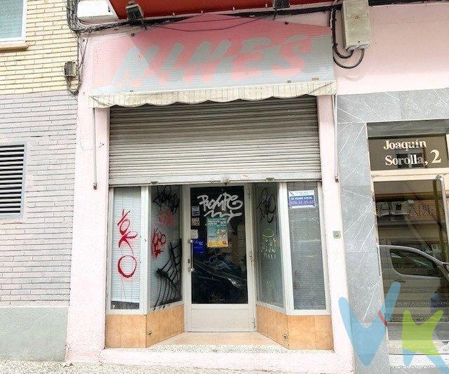 VENTA DE LOCAL COMERCIAL EN SECTOR SAN JOSÉ - C/ JOAQUIN SOROLLA.  . Estupendo local comercial a la venta de 51 m² útiles, a pie de calle, distribuido en  zona de tienda, trastienda, baño y probador. Cuenta con escaparate y un pequeño altillo. Pocos gastos de comunidad.  . Si estas buscando un local para montar tu propio negocio, esta es tu oportunidad a un precio muy asequible y amortizable en poco tiempo de actividad. Excelente ubicación, zona muy comercial, con mucha afluencia  y a un paso de la Av. San José.  .  ***ESTUDIO DE FINANCIACIÓN COMPLETAMENTE GRATUITO Y SIN COMPROMISO***.  .  ¡Llámanos y te lo enseñamos!