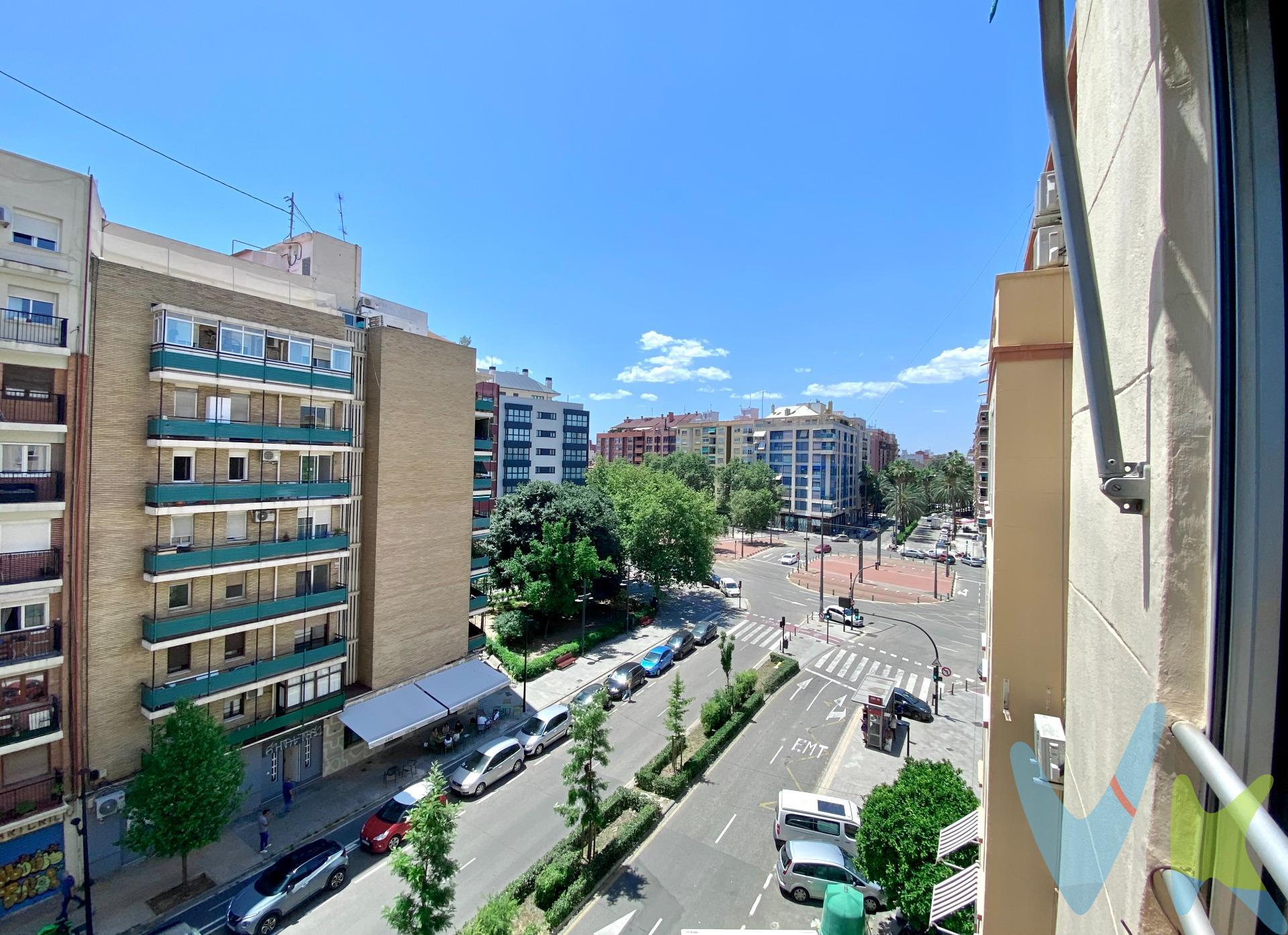 ¿Buscas tu primera vivienda y quieres entrar a vivir sin meterte en grandes reformas? Te presentamos este acogedor piso en la Calle Molinell, situado en una quinta planta con ascensor, con una distribución muy cómoda y espacios que se adaptan perfectamente al estilo de vida actual. Este piso saldrá a la venta el próximo miércoles 17 de junio mediante una jornada de puertas abiertas . Las visitas serán únicamente con cita previa, por lo que es necesario apuntarse para poder verlo. Originalmente tenía 3 dormitorios, pero tras una reforma se redistribuyó para ganar amplitud, contando actualmente con 2 dormitorios, un despacho ideal para teletrabajar o estudiar y un salón realmente amplio, perfecto para disfrutar con amigos, en pareja o simplemente tener ese espacio extra que tanto se agradece. La cocina fue reformada y se convirtió en una estancia mucho más funcional. Dentro de ella se integraron tanto el baño completo como el aseo, que actualmente se utiliza como cuarto de la colada. Dispone de suelo de gres, ventanas de aluminio y puertas de roble, una combinación práctica y duradera para el día a día. Si buscas una vivienda con personalidad, espacios amplios y lista para adaptarla a tu estilo, ven a descubrirla. Puede ser el comienzo de tu próxima etapa. ¡No te lo pierdas!. ***. Agencia Registrada con el Nº 5343 en el Registro Obligatorio de Agentes Inmobiliarios de la Comunitat Valenciana, según el DECRETO 98/2022, de 29 de julio, del Consell, por el que se regula el Registro de Agentes de Intermediación Inmobiliaria de la Comunitat Valenciana. La documentación del inmueble ha sido revisada y estimamos que reúne todos los requisitos necesarios para ser comercializado. El precio ofertado no incluye los honorarios de la agencia a cargo del comprador, que ascienden al 4% del precio final del inmueble. El precio ofertado tampoco incluye ni los gastos de notaría y de registro de la propiedad (que están sujetos a aranceles y varían dependiendo del precio de venta), ni los impuestos (que en la Comunidad Valenciana varían dependiendo del precio del inmueble y de las características personales del comprador). Las medidas aquí expuestas han sido obtenidas del Catastro. El anuncio no es vinculante, puede contener errores. ¿Tienes alguna duda? Consúltanos. ***. Los vendedores han confiado en este equipo para gestionar la venta del inmueble de forma exclusiva. Como no puede ser de otra forma, garantizamos un servicio de calidad, actuando en todo momento de forma transparente, ética y profesional. Así pues, se ruega la no interferencia de terceros y, sobre todo, no molestar a los propietarios, a los ocupantes del inmueble o a los vecinos. Muchas gracias por tu comprensión.