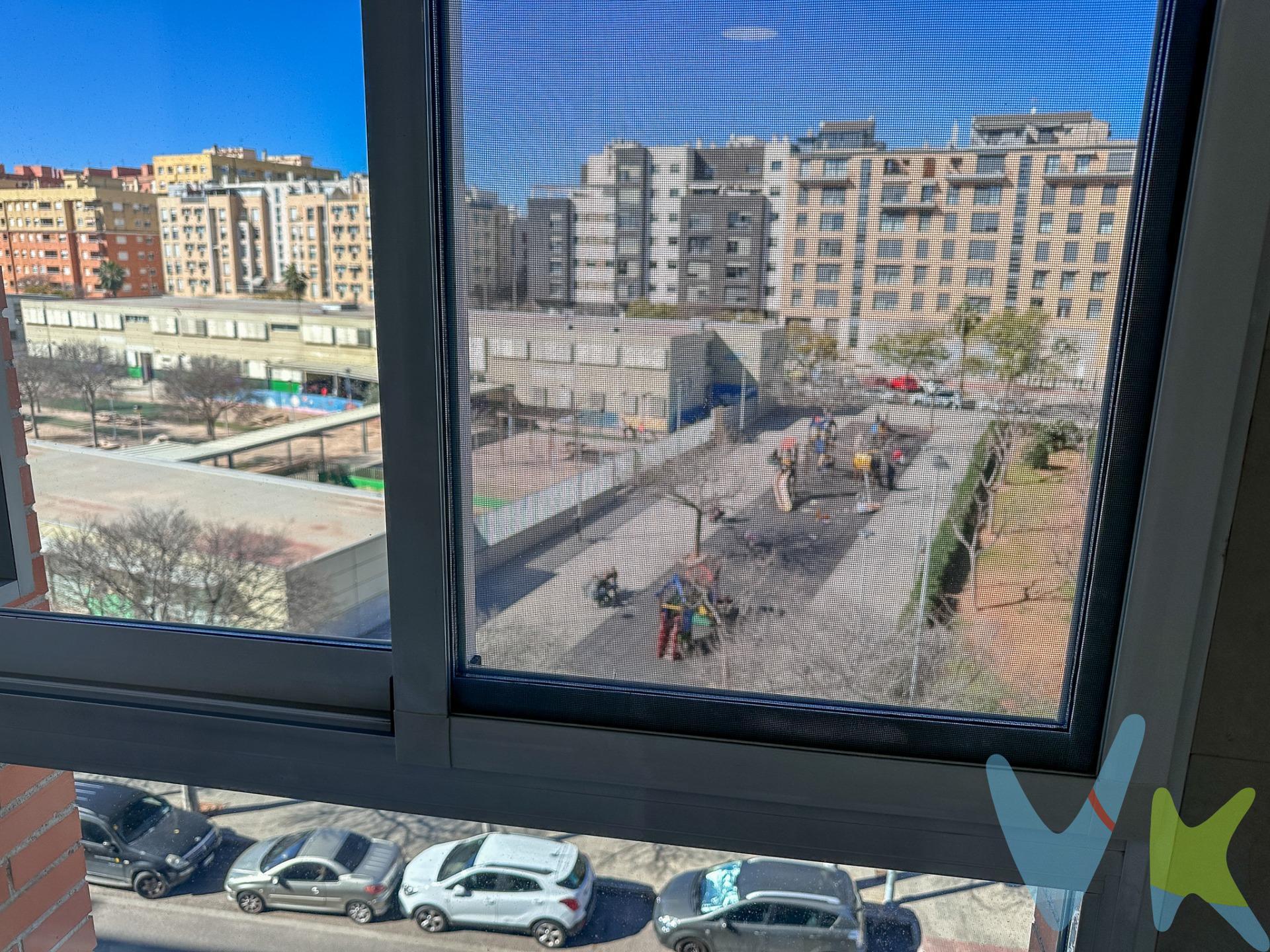 Presentamos una atractiva vivienda esquinera que destaca por su luminosidad gracias a la consideración de sus amplios ventanales. Con un área total de 75 m², esta propiedad se distribuye eficazmente comenzando con un acogedor hall que da paso a un elegante comedor-salón haciendo esquina entre dos calles (Illa Baleato-Salvador Guinot). La cocina incluye práctica galería. Dispone además de una habitación principal equipada con vestidor y otra doble dotada de armario empotrado, ambas orientadas al exterior para mayor confort e iluminación natural. El baño completo cuenta tanto con bañera como ducha, proporcionando versatilidad según las necesidades diarias del hogar. Incluimos también en el precio un valioso trastero así como una plaza de garaje situados dentro del mismo edificio; características escasas muy demandadas actualmente en la zona Sur donde está ubicada la propiedad. Esta magnífica opción residencial está rodeada por toda clase servicios: colegios cercanos, farmacias accesibles, supermercados variados hasta centros comerciales importantes y buenas conexiones mediante transporte público hacia otras áreas urbanas incluyendo autobuses frecuentes o centros médicos esenciales próximos para todos los residentes locales interesados sin complicaciones adicionales ni desplazamientos innecesarios. !!!VEN A VISITARME!!!!. Este inmueble es en exclusiva, con lo que le facilitamos cualquier información sobre la vivienda. Por este motivo, solicitamos no molesten al propietario, ocupantes de la propiedad, vecinos o conserje de la comunidad. En todos los casos los precios expuestos son más impuestos y gastos derivados de la transmisión del inmueble. 