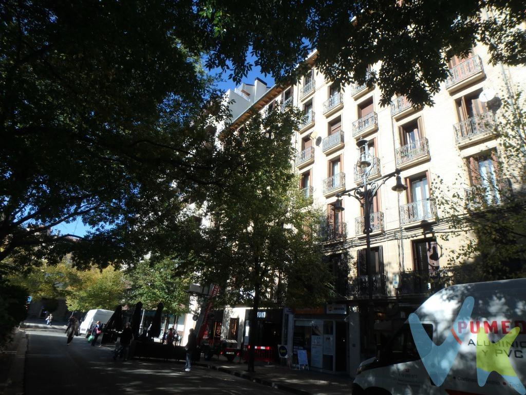 Presentamos una excelente oportunidad de inversión en el corazón del Ensanche de Pamplona - Iruña. Esta oficina, ubicada en Paseo Sarasate, ofrece un entorno profesional ideal para cualquier tipo de actividad empresarial. Distribuida en una zona de atencion a clientes, comunicada con una zona de trabajo, despacho, sala reuniones, archivo, zona de descanso. Con una superficie total construida de 106.66 m² y útil de 90 m², la propiedad se encuentra en buen estado, siendo una fantástica opción tanto para emprendedores como inversores que buscan establecerse en Pamplona. Gracias a su ubicación estratégica sobre uno de los ejes principales comerciales y administrativos, disfrutarás no sólo visibilidad sino también fácil acceso al transporte público y servicios complementarios. Antes que oficina tenia calificacion de vivienda por lo que si se pretendiera habilitar como vivienda, haciendo las reformas pertinentes seria viable conseguir cedula de habitabilidad. En la actualidad se ejerce la actividad de bufet de abogados, pero por jubilacion queda disponible. No pierdas la ocasión única que representa adquirir este espacio funcional; contáctanos hoy mismo para programar una visita.