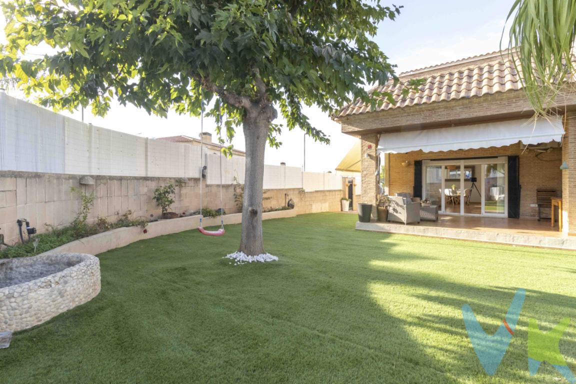 INCREÍBLE CHALET, NEGOCIADO PARA TI, con esta bajada de precio, no tiene competencia. Ven a verlo.Te presentamos EN EXCLUSIVA este magnífico chalet en EL VEDAT DE TORRENT, en una estupenda zona de expansión.Se trata de una vivienda construida en 2011, que cuenta con una bonita parcela esquinera y que cuenta con las siguientes características principales:Parcela esquinera.Piscina4 dormitoriosConstrucción del 2011Placas solares recientemente instaladas.Bien comunicado.Gran Jardín y zona de ocio.Terraza superiorPorche o terraza cubierta con salida desde el salón y la cocina.No lo dudes, una de las mejores zona donde vivir ahora mismo en El Vedat de Torrent. a solo 15 minutos de Valencia, y con todos los servicios a escasos minutos.Zona de nueva expansión.Por mandato expreso del propietario, comercializamos este inmueble EN EXCLUSIVA, lo que le garantiza un servicio de calidad, un trato fácil, sencillo y sin interferencias de terceros. Por este motivo, se ruega no molestar al propietario, a los ocupantes de la propiedad, a los vecinos. Muchas gracias por su comprensiónEl precio publicado NO incluye:- Los gastos de notaría- El impuesto de transmisiones patrimoniales, cuyo tipo general es del 10 % (salvo que el comprador pueda acogerse a bonificaciones existentes).- Los gastos del registro de la propiedad.- Los honorarios de la inmobiliaria que paga la parte compradora, que son de un 3 % mas IVA (21 %).Asimismo no incluye ningún otro gasto asociado que no este específicamente indicado que esta incluido. Los datos e información contenida en este anuncio es meramente informativa, por lo que no tiene carácter contractual, pudiendo contener errores, reservándose la inmobiliaria a poder modificarla en cualquier momento. Para saber más sobre el mismo no dude en ponerse en contacto con nosotros.
