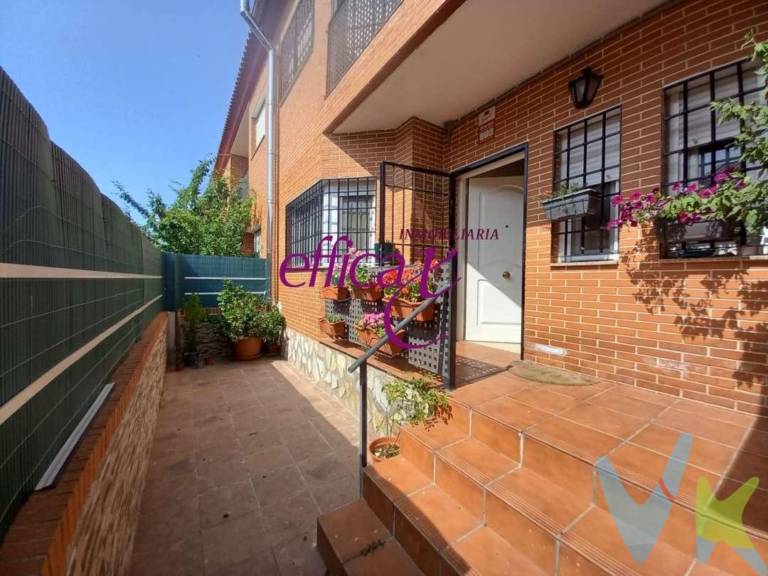 Se vende chalet adosado de 4 habitaciones en Rielves, a tan sólo 15 minutos de Toledo, a 5 minutos de Torrijos y a 1 hora de Madrid. 
Este chalet cuenta con dos plantas.
En la planta nada más entrar nos encontramos con un acogedor recibidor, en el que se encuentran los accesos al salón-comedor, la cocina amueblada con despensa y baño con plato de ducha que hay en planta baja, además en esta planta se encuentra el garaje con acceso a la cocina amueblada y el patio trasero. El patio es perfecto para relajarse y compartir momentos inolvidables con familiares y amigos.
La planta alta consta de 4 habitaciones, y 2 baños, uno de ellos dentro del dormitorio principal, que también dispone de una terraza.
La vivienda dispone de calefacción con bombas de frío y calor en varias estancias y radiadores eléctricos portátiles. El chalet dispone también de placas solares para reducir el consumo energético.
La compra de este inmueble conlleva un servicio de formalización y gestión de la compraventa para el comprador, cuyo coste no está incluido en el precio publicado.
Se le informará de todos los gastos asociados a la compraventa antes de la reserva para que usted compre con la máxima seguridad, tranquilidad y transparencia. 
Ref. 7044
 