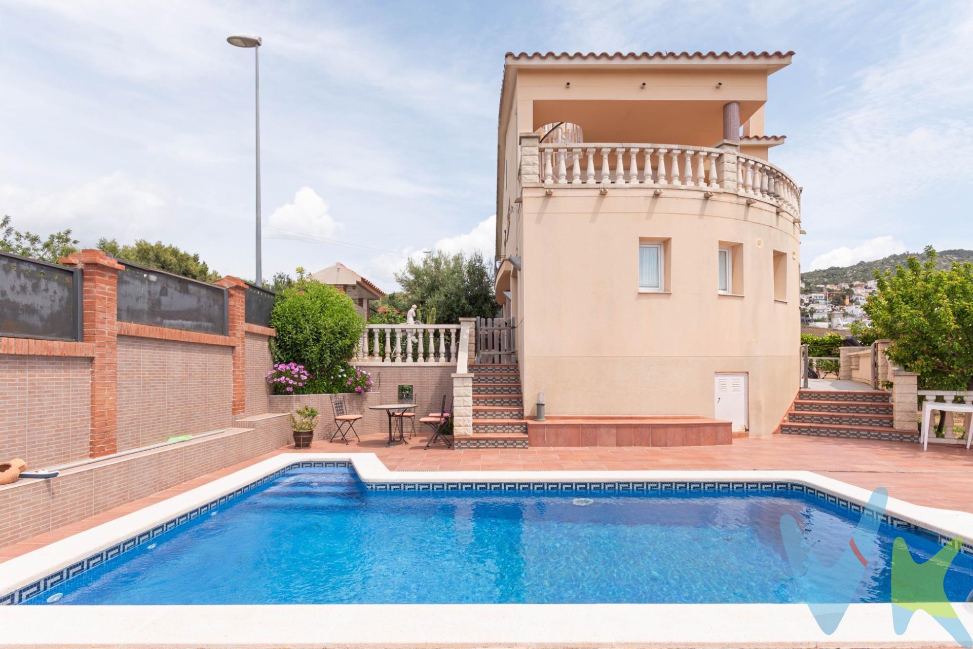 Vive la magia del Mediterráneo en esta espectacular casa independiente con vistas al mar y a la montaña, ubicada en la exclusiva y tranquila urbanización de Quintmar, a un paso de todos los servicios esenciales. Son 218 m² distribuidos en dos plantas, esta propiedad destaca por su excelente orientación y amplios ventanales, la luz natural crea un ambiente cálido y acogedor durante todo el día. Desde el encantador porche de entrada accedemos a la planta baja, donde nos recibe un amplio y luminoso vestíbulo. En esta misma planta se encuentran dos espaciosas habitaciones dobles, ambas con acceso directo a una gran terraza soleada, así como un baño completo que da servicio a esta zona de la vivienda. Para acceder a la planta superior, atravesamos una estancia polivalente, perfecta como sala de lectura, despacho o zona de relax. En la primera planta nos recibe una luminosa habitación en suite con baño completo y bañera. También encontramos una cocina independiente con acceso directo a la terraza, y un amplio salón-comedor que se abre a una espectacular terraza con impresionantes vistas panorámicas al mar Mediterráneo. Una encantadora escalera de caracol en la terraza nos lleva a la buhardilla, un espacio versátil que puedes adaptar a tus necesidades: una habitación adicional de invitados, zona de juegos, estudio artístico o una sala de yoga. El exterior es un verdadero oasis: un jardín que rodea toda la casa, con huerto propio, árboles frutales, zona de barbacoa y una impresionante piscina privada a desnivel, perfecta para relajarte y disfrutar del buen clima durante todo el año. Además, en la planta baja se encuentra un estudio con entrada independiente, ubicado en el espacio originalmente destinado a garaje. Este ambiente cuenta con una cocina totalmente equipada, lo que lo convierte en una opción ideal como apartamento para invitados, alojamiento ocasional o zona de trabajo independiente. Extras y acabados: gran luminosidad, excelente orientación, armarios empotrados, suelos porcelánicos, ventanas de aluminio, calefacción de gas natural y aparcamiento en la entrada. Esta vivienda ofrece paz, privacidad, sol todo el día y un entorno natural incomparable, sin renunciar a la cercanía de colegios, supermercados, transporte y accesos rápidos a Sitges y Barcelona. ¡No dejes escapar esta oportunidad única! Para más información o para concertar una visita, no dudes en contactar. ¡Estaremos encantados de atenderte!. El precio no incluye impuestos (ITP, IVA y AJD), ni gastos de notario ni registro. El precio no incluye el mobiliario y enseres que aparecen en las fotos. REF. 11328CA