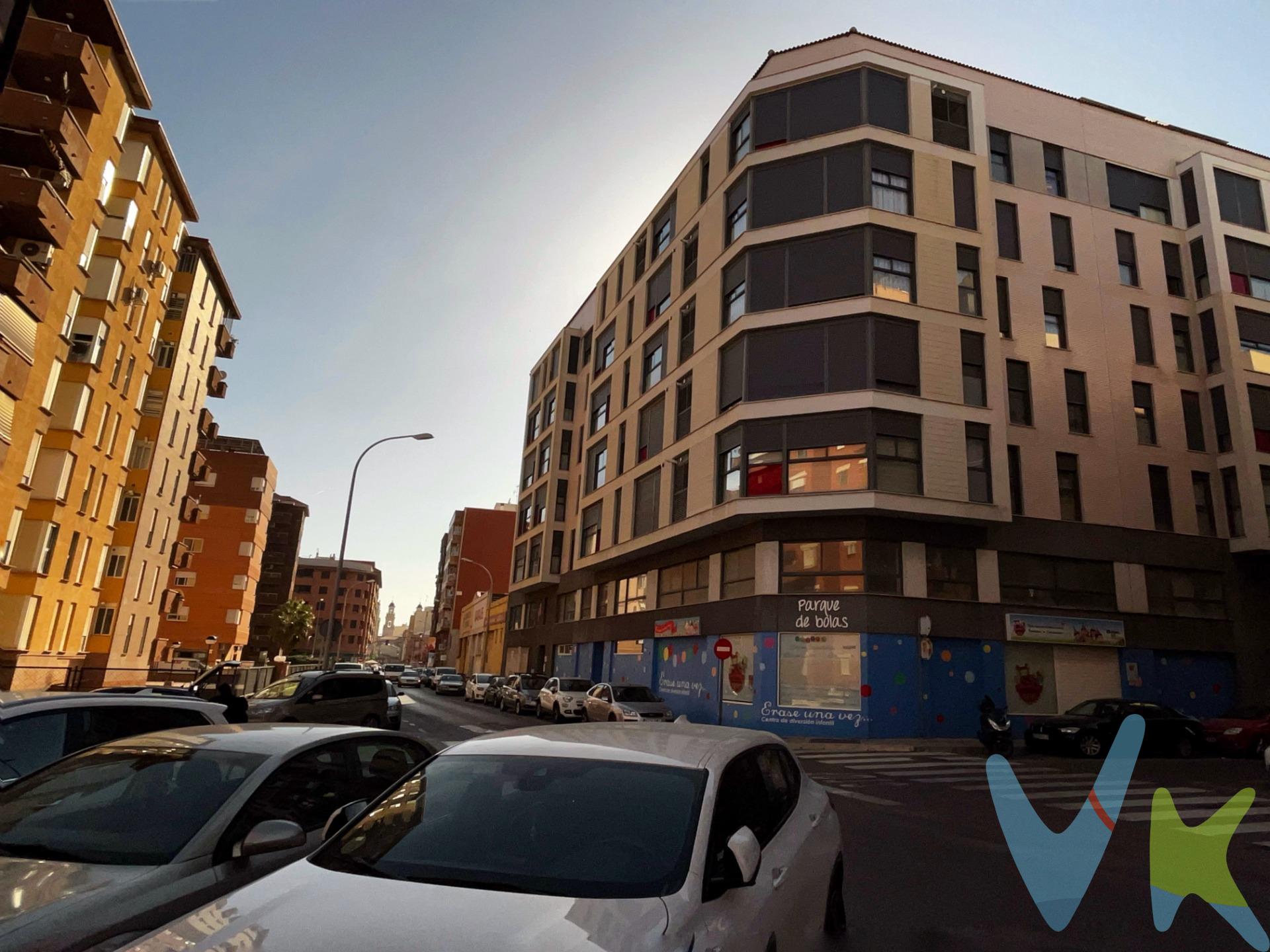 Vivienda de un dormitorio orientada al este y situada en la zona noroeste de Vila-real en perfecto estado para entrar a vivir. Se vende con todo el mobiliario y electrodomésticos necesarios para vivir. Está distribuida en salón amplio, cocina independiente totalmente amueblada, un dormitorio doble con armario empotrado y un baño completo. La vivienda dispone de climatización frío-calor por conductos. Cabe destacar el pavimento de tarima y mobiliario que permite entrar de inmediato a vivir. Ideal para solteros o para parejas sin niños, ya que la vivienda solo dispone de un dormitorio. Junto con la vivienda se vende una plaza de garaje y un trastero situados en planta sótano. 