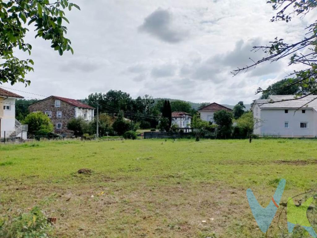 A LA VENTA TERRENO URBANO EN SALCEDOParcela soledada, y en zona llana de 1931 m².Usos permitidos: Vivienda  unifamiliar  aislada,  pareada  o agrupada, asentada  sobre  parcela exclusiva; vivienda  multifamiliar con adscripción  de 130 m2 de parcela neta  por cada vivienda que se ejecute; agropecuario; hostelería; comercial; oficinas; espectáculos; salas de reunión; cultural; religioso;  deportivo; sanitario; pequeñas industrias y otros talleres de menos de 40 C.V. de potencia instalada; talleres del automóvil de menos de 40 C.V de potencia instalada; talleres artesanos; almacenes y depósitos ( compatibles con las viviendas)En dicha parcela existe una edificación para derribar.¡ Pídenos más datos sin compromiso !