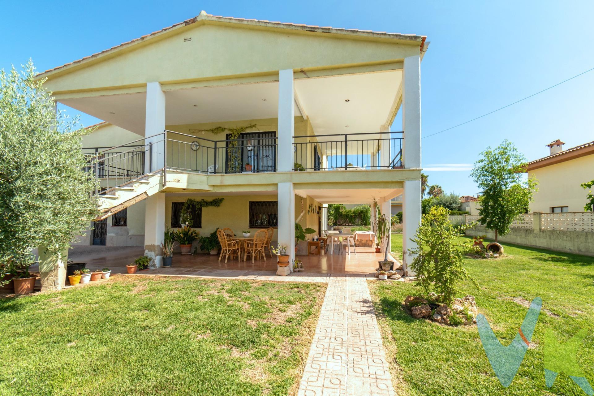. ¡Bienvenido/a a la oportunidad de vivir junto al mar Mediterráneo! Presentamos este chalet con historia, ideal para familias, inversores o para quienes sueñan con disfrutar de la tranquilidad de la costa de Castellón, a tan solo 300 metros de la playa del Serradal del Grao, a un paso del emblemático Pirulí de Benicàssim. Historia y potencial:. Esta propiedad de dos plantas ha sido testigo de inolvidables veranos familiares y largas sobremesas al aire libre, rodeada de brisa marina y el murmullo de las olas. Concebida originariamente para albergar a grandes familias o dos viviendas independientes, ofrece múltiples posibilidades: vivienda habitual, residencia de vacaciones, alquiler turístico o incluso una reforma integral para convertirla en la casa de tus sueños. Distribución por plantas:. Planta baja: Espacioso comedor-salón con acceso a terraza, cocina independiente, tres habitaciones, un baño completo, y una amplia terraza para disfrutar del clima mediterráneo durante todo el año. Primera planta: Otro salón-comedor, cocina, cuatro habitaciones, dos baños y una terraza superior, perfecta para celebraciones, tomar el sol o relajarse viendo la puesta de sol. Exterior y parcela:. El chalet se asienta sobre una parcela urbana de 800 m², con jardín, espacio para juegos, cultivos o reuniones familiares, y con posibilidad de construir una piscina privada para sacar el máximo partido al entorno y clima privilegiados. Ventajas únicas:. Ideal para reformar a tu gusto y necesidades. Vivienda independiente pero con opción de dos apartamentos autónomos. Inmejorable ubicación: a escasos minutos de la playa, cerca de Benicàssim y todos los servicios del Grao de Castellón. Entorno residencial tranquilo y seguro, rodeado de naturaleza y todos los atractivos de la Costa Azahar. No pierdas la oportunidad de transformar esta vivienda con solera en el espacio que siempre has imaginado junto al mar. ¡Ven a conocerla y empieza a construir tu propia historia en el Serradal del Grao! Solicita una visita y empieza a soñar con tu vivienda junto al mar. 