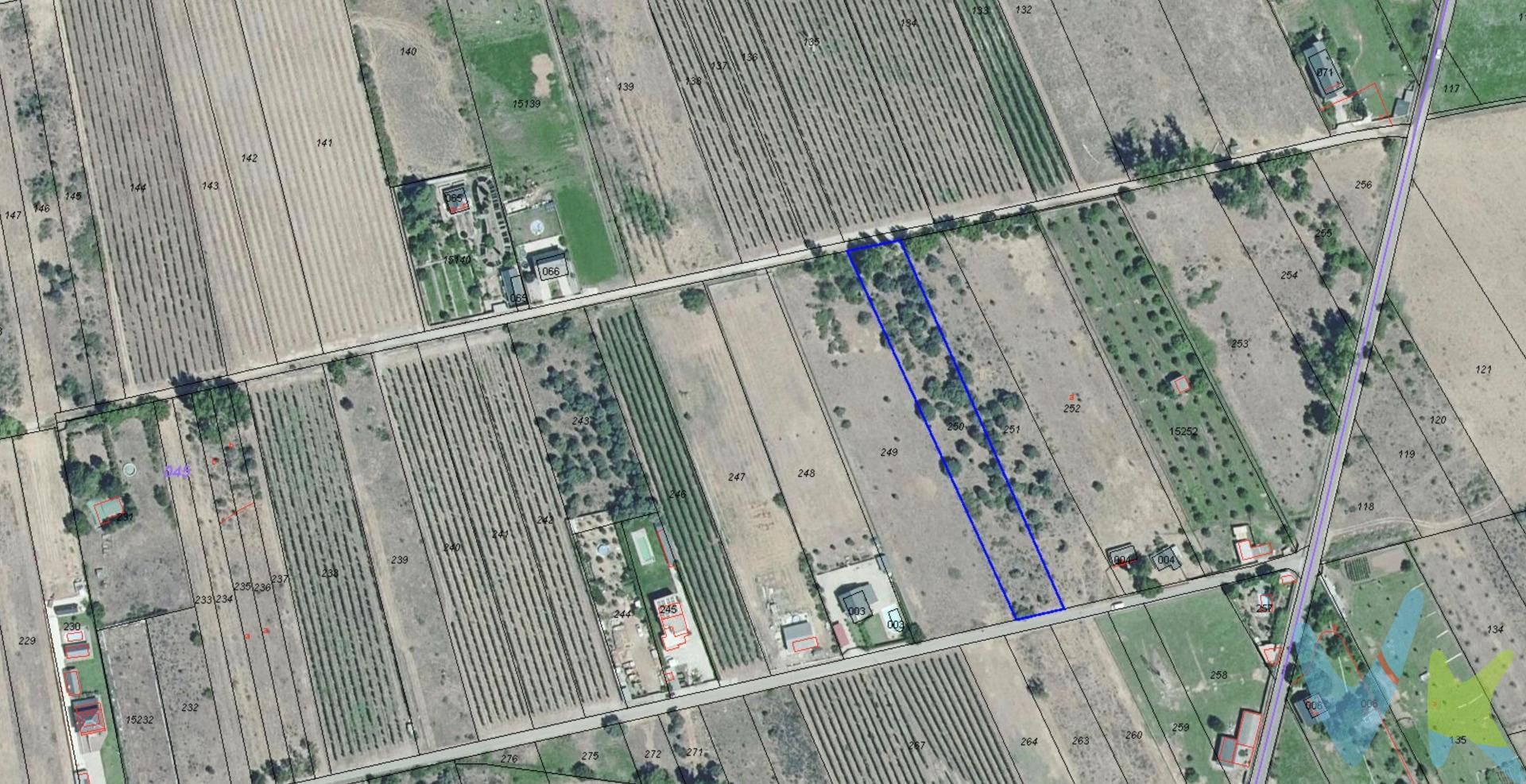 Descubre esta oportunidad de inversión en el corazón deL Bierzo, con una amplia finca rural situada en la zona central. Este terreno cuenta con una superficie total de 4,333 metros cuadrados, lo que permite diversas posibilidades para proyectos agrícolas o recreativos.  Ideal para quienes buscan un espacio natural donde desconectar y disfrutar del entorno al aire libre. Aunque actualmente no dispone de construcción ni instalaciones habitables, su ubicación céntrica ofrece accesibilidad a servicios locales y atractivos turísticos cercanos. 