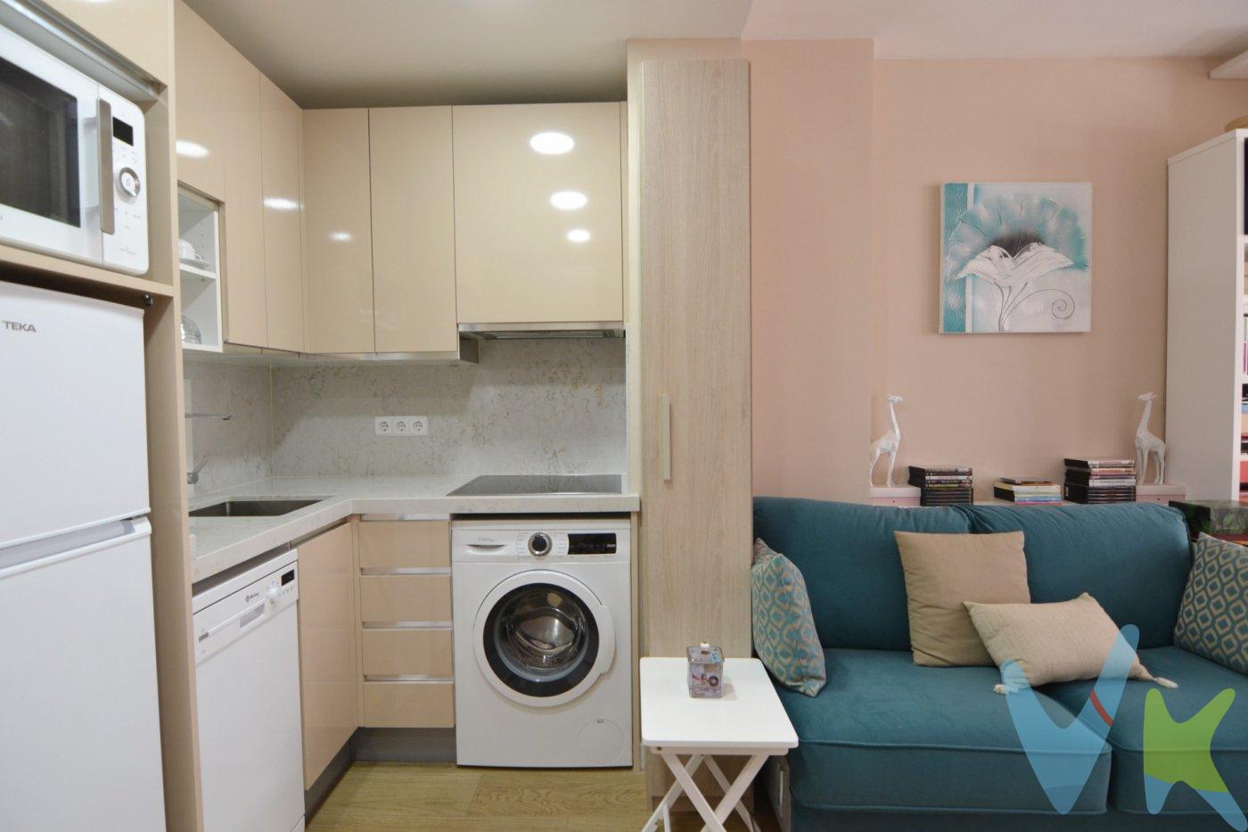 Estudio exterior a patio de manzana, único en su entorno, que se vende tal y como se ve en las fotos. Tranquilo y soleado con amplias vistas que permiten mantener la intimidad. Ubicado a pocos pasos de la Calle Princesa con la estación de Metro de Arguelles prácticamente en la puerta (líneas 3, 4 y 6). Edificio de 1980 que cuenta con excelente Servicio de Portería y 2 ascensores. Calefacción Central y Aire Acondicionado. Amueblado y reformado completamente por el Corte Inglés con excelentes materiales de Porcelanosa en suelos y alicatados. Diseño moderno y muebles adaptados para optimizar al máximo el espacio y conseguir un nivel de almacenaje equivalente al de un piso.  . La vivienda presenta una distribución funcional. Frente a la puerta de entrada se encuentra un amplio baño completo: inodoro con ducha higiénica a la izquierda, frontal de muebles a medida (armario con gran fondo, lavabo con cajonera y columna) y bañera grande a la derecha. Continuando por el pasillo distribuidor, que cuenta con un mueble aparador y armario alto, se sitúa la cocina con muebles a medida, amplio fregadero, lavadora, lavavajillas, frigorífico de altura media, microondas grande con horno, campana con altísimo poder de extracción y placa de 5 fuegos (uno de ellos de 28 cm). En el espacio principal se ubican un moderno sofá/cama, una cama de 90 con canapé de gran capacidad, otra cama de 90 plegable, una estantería hecha a medida, una mesa de 80 por 120 con 2 sillas, un armario y varios muebles de almacenaje, incluyendo mueble a medida para la TV y 2 columnas despensero. Tras la reforma la vivienda no ha sido alquilada, permaneciendo habitada únicamente por la propiedad. Una vez valoradas todas las propuestas de compra realizadas, se priorizarán aquellas compatibles con el alquiler de la vivienda a la actual propiedad durante un periodo de tiempo convenido. 