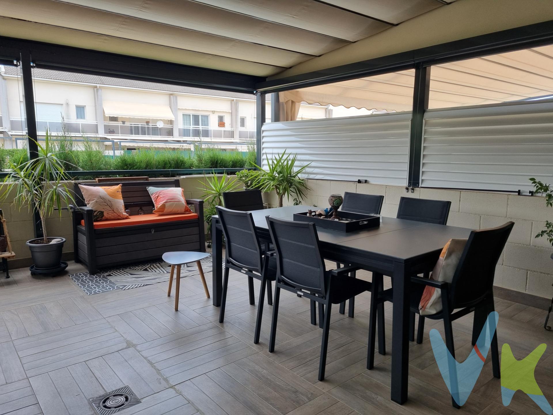 Magnífica vivienda con unos 334 metros construidos, que combina diseño moderno, amplitud y funcionalidad en una de las zonas residenciales más demandadas de Gandía. Destaca por su excelente orientación, grandes ventanales y abundante luz natural. Ubicada en un entorno tranquilo, con amplias avenidas y todos los servicios a pocos minutos (supermercados, colegios, zonas deportivas y fácil acceso al centro y la playa). Distribución:. Planta baja: Garaje amplio con capacidad para 2 vehículos, zona de almacenamiento y sala polivalente de unos 35 m² ideal como gimnasio, despacho o sala de ocio. Planta principal: Terraza de entrada, cocina independiente totalmente equipada, aseo y espacioso salón-comedor con salida a terraza privada de 40 m² con pérgola bioclimática automatizada, iluminación LED y acceso directo a piscina y jardines comunitarios. Segunda planta: 3 dormitorios dobles y 2 baños completos, uno de ellos en suite. Baños modernos con duchas a ras de suelo y acabados de alta calidad. Planta superior: Buhardilla con múltiples posibilidades (suite, despacho, zona de relax) y acceso a solárium privado de 30 m². Calidades y equipamiento:. Ascensor privado en todas las plantas. Instalación de paneles solares (alta eficiencia energética). Sistema domótico (persianas y toldos motorizados). Aire acondicionado por conductos con control independiente por zonas (Airzone). Suelos de mármol y carpintería exterior con doble acristalamiento. Sistema de filtrado de agua en toda la vivienda. Una propiedad lista para entrar a vivir, ideal para quienes buscan confort, tecnología y calidad de vida en una ubicación privilegiada. VENTA:. PVP 515.000€. Gastos e impuestos no incluidos en el precio. La compra conlleva impuestos y gastos de formalización para el comprador. A título orientativo se informa que en segundas transmisiones el ITP con carácter general en Valencia es del 10%, pudiendo existir otros tipos impositivos atendiendo a las circunstancias personales del comprador u otras circunstancias previstas legalmente. Base imponible del impuesto el mayor valor entre el precio de compraventa, la tasación o el valor de referencia catastral. En cuanto a los gastos de notaría y registro, en su caso, suelen oscilar aprox. entre 1,5% y 2,5% (aranceles variables según precio, n.º de copias y complejidad). El comprador elige notario. Si el comprador precisase de hipoteca: tasación, condiciones y costes bancarios serán según entidad elegida por el comprador, así como los gastos de gestoría, y cualesquiera otros gastos inherentes a la formalización de la compraventa que legalmente correspondan a la parte compradora, salvo pacto expreso en contrario con el vendedor. El consumidor tiene, conforme a la normativa vigente, a su disposición información y documentación adicional relativa al inmueble y condiciones de la compraventa, que podrá ser consultada en C/Joaquín Costa 4, bajo 46005 Valencia o urbe2@remax.es. Honorarios de mediación inmobiliaria a cargo del COMPRADOR: (3% del precio final de venta más IVA (21%), salvo otro pacto.); y de VENDEDOR (según acuerdo con el mismo). Se informa al consumidor que la agencia actúa como intermediaria inmobiliaria en la operación, estando cualquier eventual compraventa y sus condiciones sujeta a la aceptación expresa del propietario-vendedor y a la posterior formalización del correspondiente contrato.