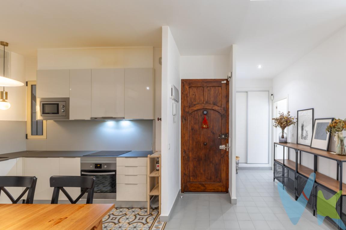  ¡Descubre tu nuevo hogar en el encantador municipio de Sagunto-Sagunt! Presentamos una magnífica oportunidad de adquirir un piso en venta ubicado en la prestigiosa zona Centro - El Castillo 2. Este acogedor inmueble se encuentra en la planta 1 de un edificio que data de 1958, una edificación que combina el encanto clásico con las comodidades modernas.Con un metraje de 79 metros útiles y 87 metros construidos, este amplio piso ofrece un espacio ideal para vivir cómodamente. Al ingresar, serás recibido por un ambiente cálido y luminoso, gracias a sus amplias ventanas que permiten la entrada de luz natural durante todo el día. Los detalles arquitectónicos originales se han mantenido, aportando un carácter único y atractivo al inmueble.El piso cuenta con dos habitaciones espaciosas, perfectas para acoger a una familia o incluso para convertir una de ellas en un espacio de trabajo o estudio. Cada habitación está diseñada para ofrecer funcionalidad sin sacrificar estilo, asegurando un espacio acogedor para el descanso y el bienestar.El área de la sala y comedor es el corazón del hogar, diseñada para fomentar momentos inolvidables con amigos y seres queridos. La distribución abierta facilita la circulación y proporciona un ambiente perfecto para la vida familiar y el entretenimiento. Además, la cocina, totalmente equipada, ofrece un diseño práctico y moderno, permitiendo disfrutar de la experiencia culinaria día a día.Uno de los aspectos más destacables de esta propiedad es su estratégica ubicación. Situado en el corazón de Sagunto-Sagunt, el piso cuenta con una excelente conectividad. La proximidad a paradas de autobús y una estación de tren cercana proporcionan facilidad de movilidad hacia las principales áreas urbanas y otros puntos de interés. Este factor hace que el inmueble sea no solo ideal para quienes trabajan o estudian en áreas circundantes, sino también para aquellos que buscan disfrutar de la rica oferta cultural y de ocio de la región.La zona Centro - El Castillo 2 es conocida por su vibrante vida urbana y al mismo tiempo, ofrece un ambiente relajado y seguro. De fácil acceso a servicios esenciales como supermercados, colegios, centros de salud y una variedad de establecimientos comerciales, vivir aquí garantiza que todo lo que puedas necesitar esté al alcance de tu mano.Invitamos a todos aquellos interesados a concertar una visita para experimentar por sí mismos el encanto y las oportunidades que este piso tiene para ofrecer. Será un placer poder mostrártelo y ayudarte a empezar una nueva etapa en tu vida en este acogedor inmueble. No dejes pasar esta oportunidad única de establecerte en una de las áreas más buscadas de Sagunto-Sagunt y convierte este piso en el hogar que siempre has soñado. 