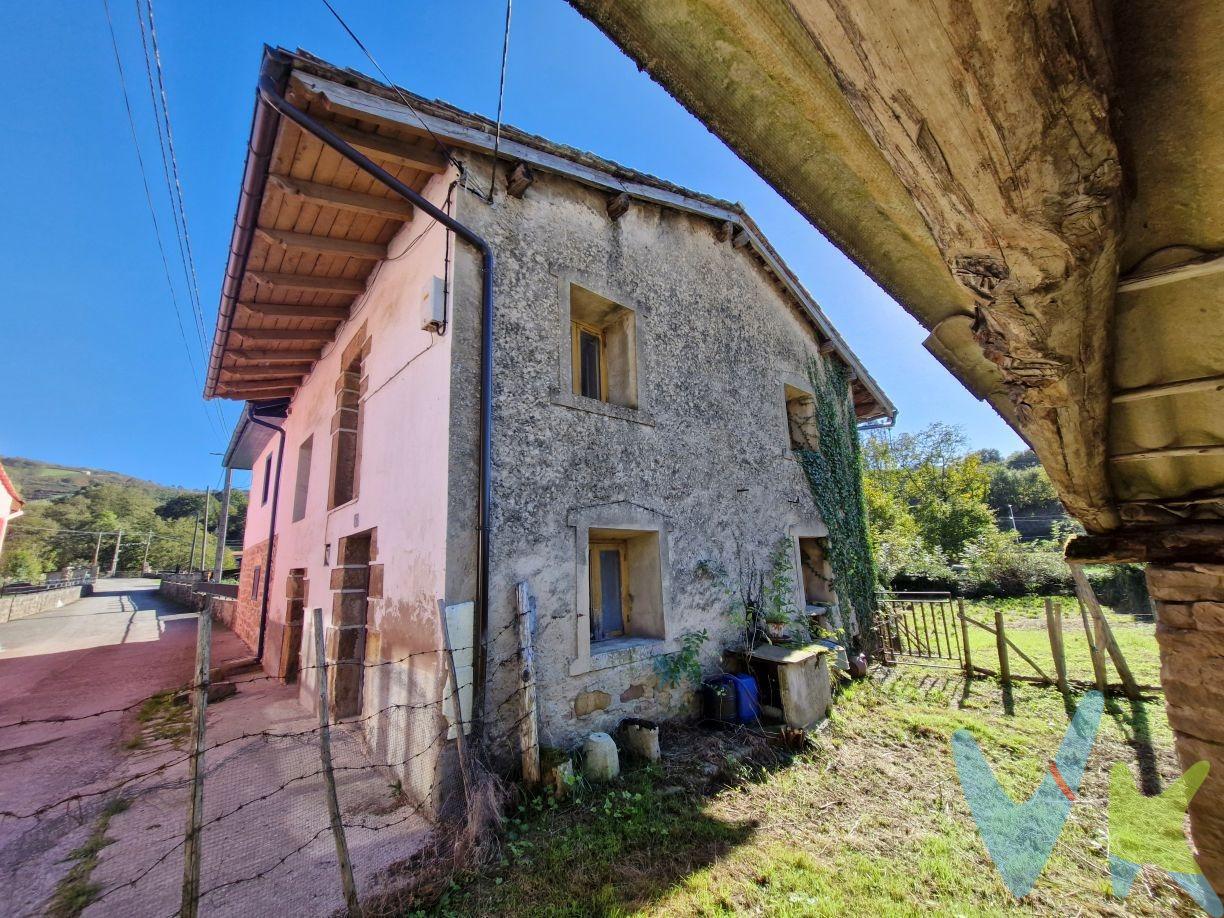 Inversión y Diseño: La Casa de Piedra con Espíritu Cántabro en Arenas de Iguña. ¡Atención inversores y amantes de la arquitectura con carácter! Presentamos una inigualable oportunidad de adquirir y transformar una histórica casa de piedra en San Juan de Raicedo (Arenas de Iguña), un punto estratégico que promete alta rentabilidad y calidad de vida. Potencial de Inversión Estratégica. Esta propiedad no es solo una vivienda; es un proyecto con un claro retorno de inversión, dada su ubicación privilegiada:. •	Ubicación Premium: Situada junto al Parque Natural Saja-Besaya y cerca del río Besaya, es ideal para explotar como alojamiento rural o alquiler vacacional de alta demanda. El atractivo natural está garantizado. •	Conectividad clave: La inmediata cercanía a la autovía A-67 y la estación de tren asegura un flujo constante de visitantes y facilita la vida a los futuros residentes. Estás a 45 minutos de Santander y a solo 40 minutos de la costa. •	Revalorización Garantizada: Al tratarse de una rehabilitación total (la última reforma es de 1960), la inversión en la modernización del inmueble se traduce directamente en un aumento significativo de su valor de mercado y en una optimización de la eficiencia energética.  Libertad de Diseño y Rehabilitación a Medida. La estructura existente ofrece el lienzo perfecto para crear una vivienda única que fusione lo rústico con lo contemporáneo:. •	Edificio de Piedra con Historia: La robusta estructura de piedra de dos plantas (vivienda y la antigua cuadra) permite la creación de amplios espacios diáfanos y la conservación de elementos arquitectónicos auténticos. •	Parcela Excepcional: Dispone de una parcela llana y cerrada con muro de piedra de 360 m². Este espacio es ideal para diseñar un jardín paisajístico, instalar una zona chill-out o incluso integrar una piscina, añadiendo un enorme valor a la propiedad. •	Espacios Únicos: La socarrena adosada a la casa es perfecta para transformarla en un porche cubierto, un comedor exterior o un garaje con encanto. Un entorno con todos los servicios (colegio, médico, supermercado, piscinas) y la promesa de una alta calidad de vida hacen de esta casa el proyecto que estabas buscando. Gastos de la transacción: . Compra sujeta al Impuesto de Transmisiones Patrimoniales. El adquiriente deberá hacerse cargo del coste de la escritura y su inscripción en el Registro de la Propiedad. 