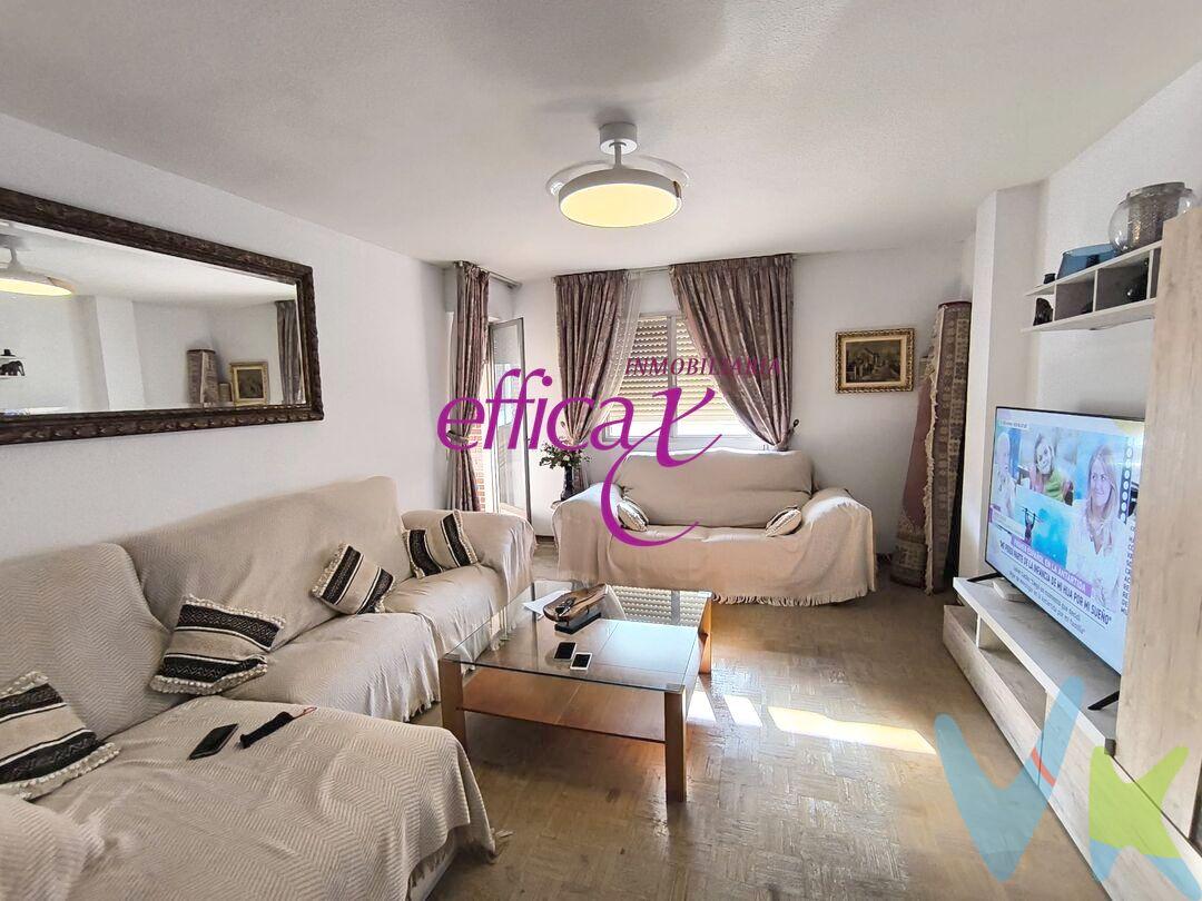 ¿Te imaginas vivir en una vivienda cómoda, bien ubicada y con todo lo que necesitas a pocos pasos de casa? Este piso en el centro de Torrijos reúne comodidad, funcionalidad y una ubicación privilegiada para disfrutar del día a día sin necesidad de grandes desplazamientos.
La vivienda cuenta con 3 habitaciones, perfectas para adaptarlas a las necesidades de cada familia: dormitorios, despacho, habitación infantil o ese espacio extra que siempre viene bien. Dispone además de 1 baño, un amplio salón-comedor con terraza a la calle, donde disfrutar de luz, aire libre y de un pequeño rincón exterior propio.
La cocina completa la vivienda, ofreciendo un espacio práctico para el día a día. Y para mayor comodidad, el piso incluye plaza de garaje, un auténtico valor añadido especialmente en una ubicación tan céntrica.
El edificio dispone de ascensor y está adaptado para personas con discapacidad, contando con una rampa de acceso en el portal que facilita la entrada hasta el ascensor.
Otro de sus atractivos es la calefacción central, cuyo coste está incluido en la cuota de la comunidad, algo que aporta comodidad y facilita la planificación de los gastos habituales de la vivienda.
Situado en pleno centro de Torrijos, tendrás muy cerca todo aquello que necesitas en tu vida cotidiana: colegios, supermercados y centro médico, además de comercios y servicios.
Torrijos ofrece las ventajas de un municipio con todos los servicios necesarios para vivir cómodamente durante todo el año, contando con estación de tren, autobuses, supermercados, colegios, institutos, centro médico y una amplia variedad de comercios y servicios.
Y si necesitas desplazarte, su ubicación es otro de sus grandes puntos fuertes: a tan solo 1 hora de Madrid, unos 20 minutos de Toledo y aproximadamente 40 minutos de Talavera de la Reina.
Un piso pensado para hacerte la vida más fácil
Una vivienda con 3 habitaciones, terraza, ascensor, calefacción central incluida en la comunidad y plaza de garaje, situada en el centro y con todos los servicios al alcance.
Si buscas un piso cómodo, práctico y bien situado, esta puede ser la oportunidad que estabas esperando para comenzar una nueva etapa en Torrijos.
La compra de este inmueble conlleva un servicio de formalización y gestión de la compraventa para el comprador, cuyo coste no está incluido en el precio publicado.
Se le informará de todos los gastos asociados a la compraventa antes de la reserva para que usted compre con la máxima seguridad, tranquilidad y transparencia. 