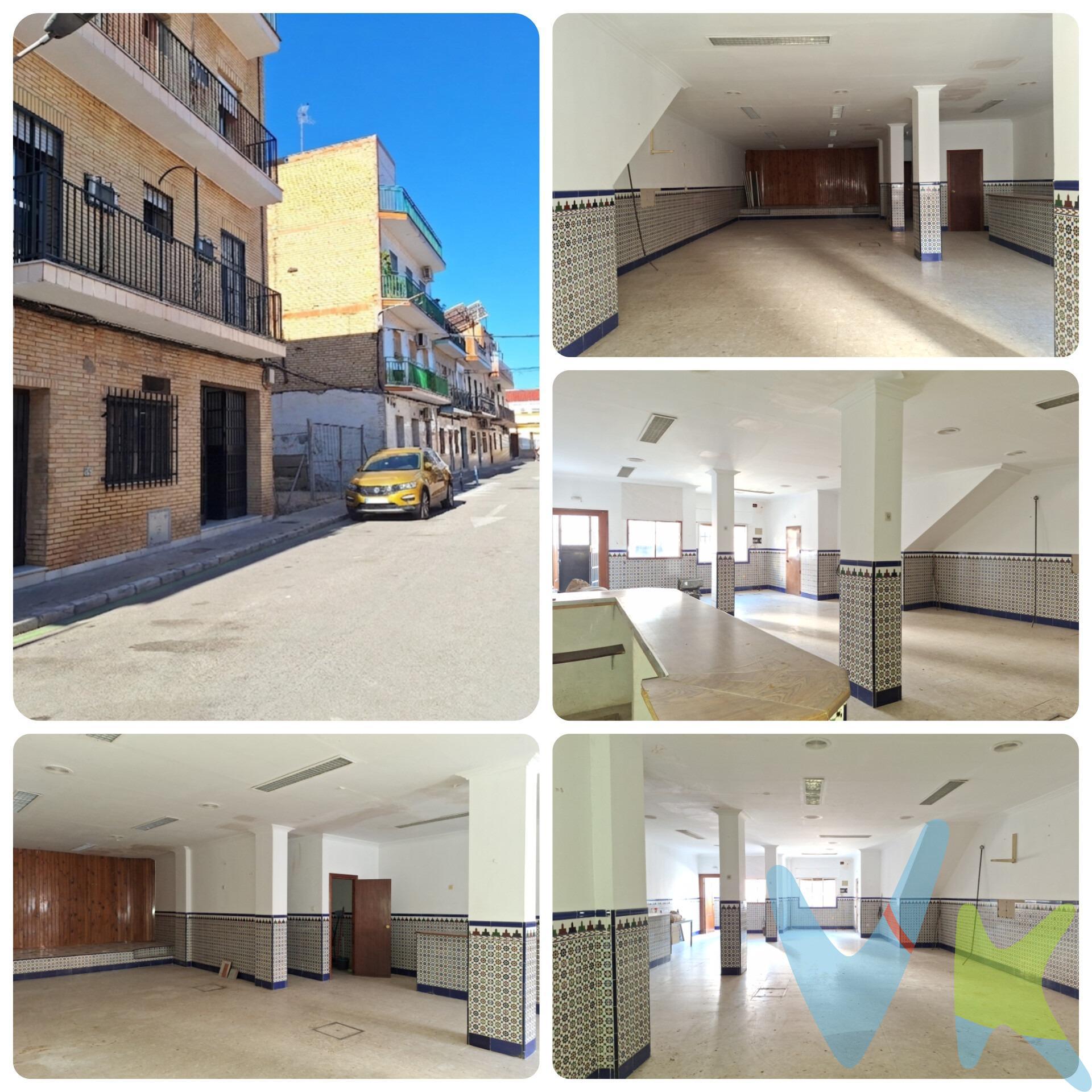 Local Comercial en El Cerrillo - La Cruz. Presentamos un local comercial de gran amplitud ubicado en la zona estratégica de El Cerrillo - La Cruz, Camas. Este espacio cuenta con una superficie total construida de 179 m² y se presenta como una excelente oportunidad para emprendedores o inversores que buscan establecer su negocio en un área dinámica. Su disposición incluye un escenario perfecto para eventos y celebraciones, una  barra, un almacén,  y además cuenta con dos baños disponibles para mayor comodidad del público asistente. Aunque el estado actual requiere reformas, las posibilidades son infinitas; podrá adaptarlo según sus necesidades específicas, ya sea como sala multiusos o establecimiento comercial diverso. En cumplimiento de las obligaciones de información previstas Disp. final 3ª de la Ley 10/2025, de 28 de diciembre, de servicios de atención a la clientela y transparencia, así como en la normativa sectorial vigente, y RD 218/2005 de Inf. de la Junta de Andalucía, el precio indicado no incluye los gastos e impuestos inherentes a la adquisición, los cuales se desglosan estimados o con posibilidad de calcularlos a continuación; los gastos más ajustados serán dados en el D.I.A. en la visita a inmuebles, o antes. *Gastos de Notaría: La Minuta se calculará según al arancel notarial oficial: Anexo I, del Real Decreto 1426/1989, de 17 de noviembre. Enlace: notariared.com/calculadora-gastos-compra-vivienda/. *Gastos de Registro de la Propiedad: La inscripción se facturará según el arancel oficial: ANEXO I, del Real Decreto 1427/1989, de 17 de noviembre. Igual enlace anterior. *Gastos de Gestión (Gestoría): Los honorarios por la tramitación administrativa, liquidación de impuestos e inscripción registral ascienden de forma estimativa a [363 € aprox.] (IVA incluido), aunque depende de cada caso, y su dificultad. *Honorarios Agencia del Vendedor: incluidos en el PVP. *Honorarios Agencia del comprador: La agencia prestará los servicios de información, asesoramiento y acompañamiento previstos en el Encargo de Servicios y en el D.I.A. Si solicita servicios adicionales o personalizados, sus honorarios serán informados previamente, de forma individualizada y por escrito, conforme a la libertad de pactos y a la normativa vigente. *Si necesita Financiación, su banco le informará. *Impuesto sobre Transmisiones Patrimoniales (ITP): Se aplicará el tipo impositivo vigente en Andalucía (generalmente el 7%, sin perjuicio de tipos reducidos del 6%. 3,5%, etc, aplicables según las circunstancias personales del comprador o las características del inmueble). El impuesto se devenga sobre el superior entre: 1.- Valor de Referencia de Catastro; y 2.- Precio de venta. Puede calcular su situación personal en el portal oficial de la A.T. de Andalucía. enlace: juntadeandalucia.es/organismos/economiahaciendayfondoseuropeos/areas/tributos-juego/tributos/paginas/impuestos-cedidos-transmisiones.html