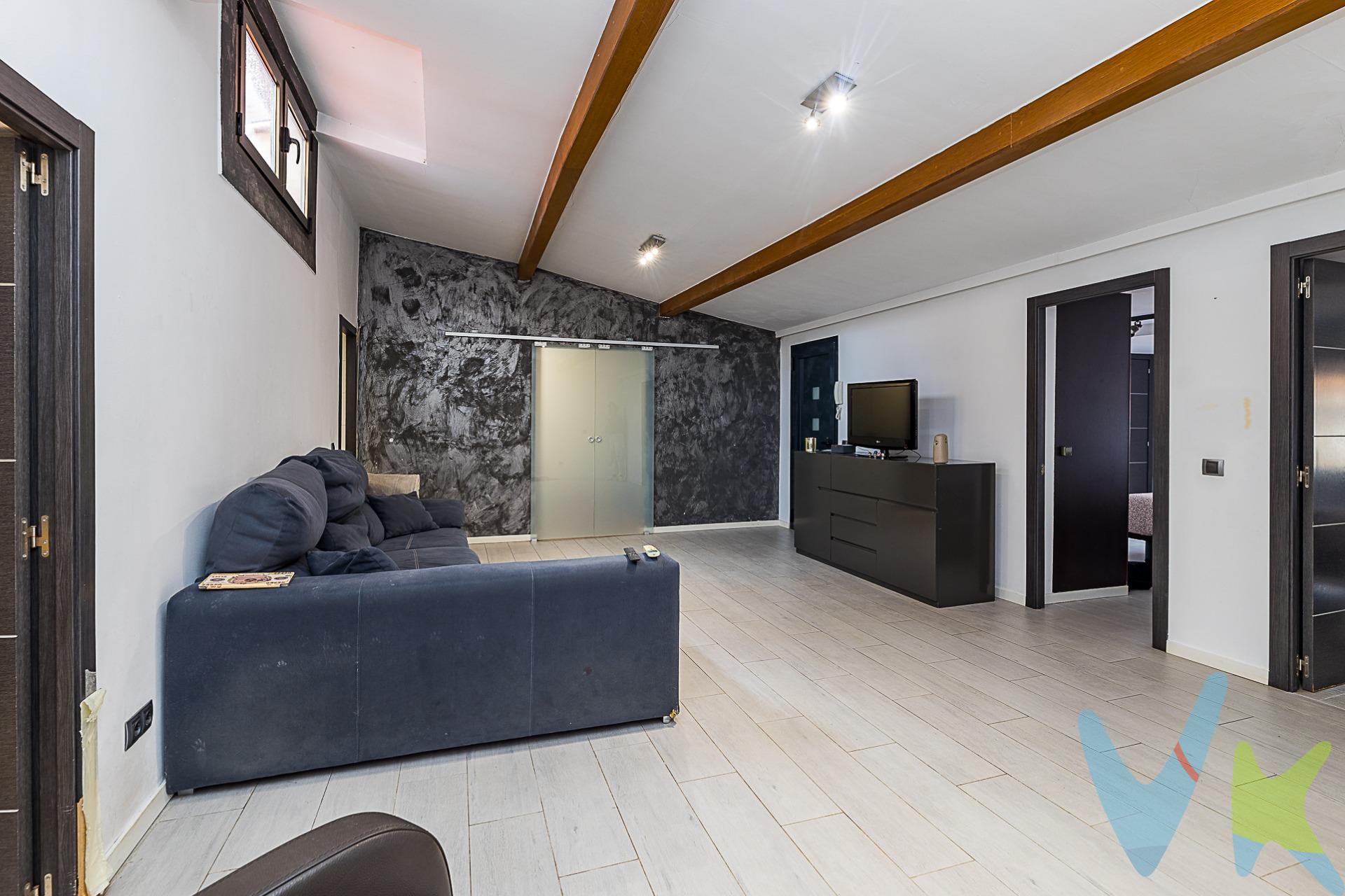 ¡Tu piso reformado en el corazón de Palma te está esperando! . Luminosa, moderna y con todo cuidado al detalle, esta vivienda de dos habitaciones dobles te ofrece comodidad y estilo en una de las zonas más céntricas de Palma. Una de las habitaciones cuenta con aseo en suite, y además tendrás un baño completo con bañera. Situada en un tercer piso sin ascensor, en una finca tranquila de pocos vecinos, disfrutarás de la calma sin renunciar a la cercanía de tiendas, supermercados, transporte y todo lo que necesitas al alcance de tu mano. Ideal para parejas, familias o como inversión: listo para entrar a vivir y empezar a disfrutar de la vida urbana en Palma desde el primer día. Oportunidad única en una de las zonas más demandadas de Palma. . *El precio de venta 319.000 € incluye los honorarios de la agencia inmobiliaria, asumidos íntegramente por la propiedad. Dichos honorarios, junto con el IVA correspondiente, no se repercuten a la parte compradora, y el precio no se ve incrementado por los servicios de intermediación. El precio indicado no incluye los gastos e impuestos derivados de la compraventa, que deberán ser abonados por la parte compradora, entre ellos el ITP aplicable (8 %), así como los gastos notariales y registrales, estimados de forma orientativa en torno a 3.000 – 4.500 €. Los importes indicados son orientativos y podrán variar según la normativa vigente y las circunstancias del comprador.