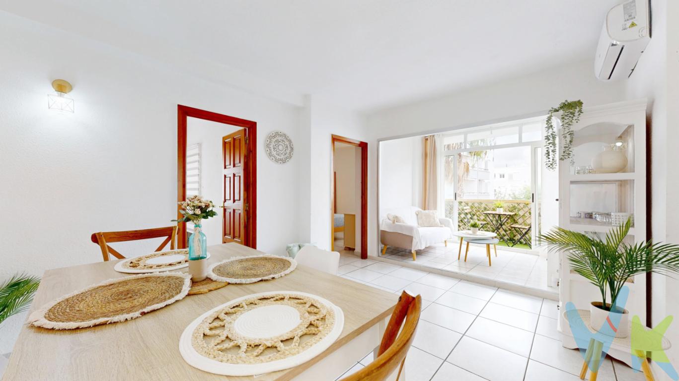 Increíble oportunidad de inversión o para crear el hogar de tus sueños en SEGUNDA LINEA DE MAR!!!. Tenemos el placer de presentarles este luminoso y moderno apartamento en Jávea de 3 HABITACIONES, GARAJE, TRASTERO Y PISCINA a tan sólo una calle de la playa del Arenal en Jávea.La vivienda cuenta con 3 habitaciones, un baño completo con reforma de diseño, amplio salón-comedor con acceso a un agradable balcón con vistas despejadas, cocina equipada con horno, microondas, lavadora y nevera además de galería/zona lavandería. Es de las pocas viviendas de la comunidad que tiene un amplio y cómodo trastero e incluye plaza de parking cubierta en el complejo y piscina. Además, cuenta con duchas exteriores para quitarse la arena tras la playa. Por si fuera poco el edifico dispone de conserje ideal para quienes valoran un entorno bien cuidado y seguro.Ubicado a tan solo 1 minuto andando de la playa del Arenal, es perfecto tanto como inversión vacacional ya que su inmejorable ubicación te permitirá alquilarlo desde el primer día, como segunda residencia o para vivir todo el año. Todo esto en una zona tranquila, limpia, rodeada de servicios, restaurantes y con el mejor ambiente costero de Jávea. Posibilidad de quedarte con todo el material para vestir el piso, menaje, sábanas, toallas y todo lo necesario para el alquiler vacacional. ¡Una oportunidad única a un paso del mar!Si tienes que vender antes tu vivienda, llámanos y te asesoramos cómo hacerlo para además tener los mínimos gastos posibles y todas las garantías.Agencia Registrada con el nº4039 en el Registro Obligatorio de Agentes Inmobiliarios de la Comunidad ValencianaPor mandato expreso del propietario, COMERCIALIZAMOS ESTE INMUEBLE EN EXCLUSIVA, lo que le garantiza el acceso a toda la información, a un servicio de calidad, un trato fácil, sencillo y sin interferencias de terceros. Por este motivo, se ruega NO MOLESTAR AL PROPIETARIO, a los ocupantes de la propiedad o a los vecinos. Muchas gracias por su comprensión.La oferta está sujeta a cambios de precio o retirada del mercado sin previo aviso. Este anuncio en su conjunto, incluyendo textos, fotos, imágenes o cualquier otro contenido de este, no es vinculante dado que la información es ofrecida por terceros y puede contener errores. Se muestra a título informativo y no contractual.El precio del inmueble no incluye los honorarios de la agencia que ascienden al 4%+IVA del precio final del inmueble, ni los gastos de notaría y registro de la propiedad (que están sujetos a aranceles y varían dependiendo del precio de escrituración), ni los impuestos (que en la Comunitat Valenciana varían dependiendo del precio del inmueble y de las características personales del comprador).Esta propiedad se pone a la venta con toda la documentación comprobada y en regla, por lo que ofrecemos GARANTÍAS a los compradores.
