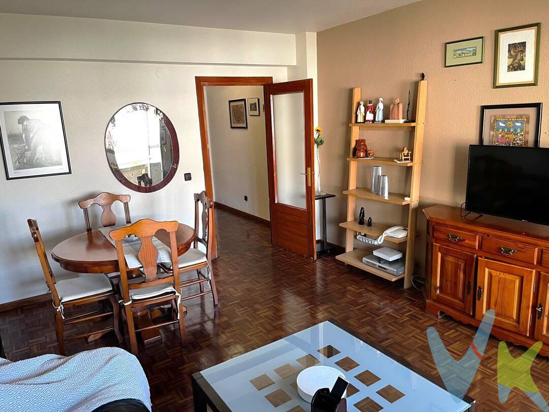 Piso de cuatro dormitorios cerca del lago de Barañain, 95m² útiles en la calle Lur Gorri, la propiedad goza de una situación estratégica inmejorable: a escasos metros del Lago de Barañáin y del Auditorio Municipal, rodeada de zonas verdes, una completa oferta comercial y excelentes conexiones de transporte público.  
La propiedad está ubicada en una quinta planta con orientación oeste, se caracteriza por una entrada constante de luz natural que realza cada uno de sus espacios, creando una atmósfera de calidez y bienestar, espacioso salón-comedor con acceso directo a un balcón exterior para disfrutar de las vistas.   La zona de descanso se distribuye en cuatro dormitorios amplios, dos cuartos de baño completos, uno de ellos equipado con plato de ducha para mayor funcionalidad, por su parte, la cocina destaca por sus dimensiones, incluyendo una despensa independiente y acceso a una zona de tendedero.     Portal reformado, integrando una puerta de entrada automática, dispone de dos ascensores, además dispone de una super terraza solarium en la última planta del edificio para uso y disfrute de los Propietarios. 
Se trata de una vivienda ideal para familias que buscan espacio y comodidad; si consideras que este puede ser tu próximo hogar, llama y solicita una visita.
Datos meramente informativos, sin valor contractual. El PVP indicado no incluye impuestos (régimen general del ITP (Impuesto de Transmisiones Patrimoniales) es el 6% sobre el precio de compra) ni gastos de transmisión (notaría, registro, AJD (Actos Jurídicos Documentados), que suma aproximadamente un 2% sobre el precio de compra). Honorarios de la agencia a cargo del vendedor. NO SE COBRA HONORARIOS AL COMPRADOR.
 
 
 
 