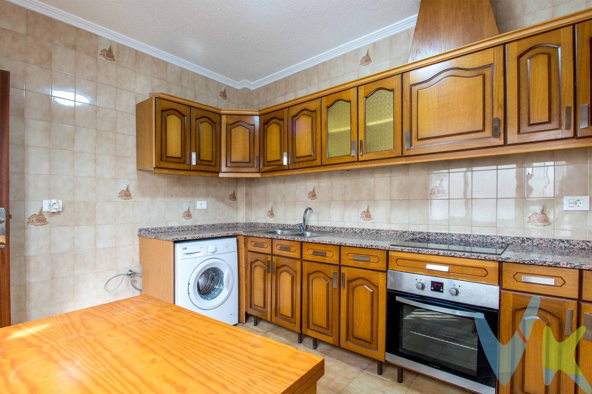 Crea el hogar que siempre has soñado en esta acogedora vivienda situada en Javalí Viejo, una zona tranquila y con todos los servicios a tu alcance, ideal para quienes buscan calidad de vida sin renunciar a la cercanía de la ciudad. La vivienda dispone de 3 habitaciones, perfectas para adaptarlas a tus necesidades, ya sea como dormitorios, despacho o espacio multifuncional. Cuenta con un baño completo y un aseo, aportando mayor comodidad para el día a día. El salón-comedor es amplio y luminoso, un espacio ideal para relajarte o compartir momentos con familia y amigos. La cocina, práctica y funcional, ofrece múltiples posibilidades para convertirla en el lugar perfecto donde dar rienda suelta a tu creatividad culinaria. Se trata de una excelente oportunidad tanto como vivienda habitual como inversión, gracias a su ubicación. Un hogar con muchas posibilidades para personalizar y hacerlo verdaderamente tuyo. A continuación, te informamos de los gastos de compra no incluidos en el precio, para garantizar un proceso claro y tranquilo:. PVP: 130.000€. No incluye gastos, impuestos y demás gastos legalmente correspondan al comprador: ITP del 7,75% con carácter general; existen excepciones según normativa aplicable (1). Base imponible el mayor valor entre el precio de venta o el valor referencia catastral. Gastos Notaría y Registro: 1.900€ aprox. según complejidad y aranceles vigentes (2). Financiación: gastos de hipoteca, tasación y gatos bancarios a cargo del comprador, según su necesidad y elección. Servicio doble de intermediación: Honorarios inmobiliaria a cargo del comprador: 3% precio final, más IVA (21%), salvo acuerdo contrario tras negociación, no incluidos en PVP. Operación y condiciones de compraventa sujeta a aceptación expresa del vendedor. Para acceder a información y documentación legalmente exigible por el consumidor: https://www.inmotasa.es/consumidor/. (1) Para una información exhaustiva sobre el funcionamiento, tipos impositivos y bonificaciones del ITP en la Región de Murcia, puedes consultar el portal oficial de la Agencia Tributaria Autonómica en el siguiente enlace: agenciatributaria.carm.es/ITPAJD. (2) Tarifas notariales y registrales reguladas en Anexo I Del Real Decreto 1426/1989 y, Anexo I Del Real Decreto 1427/1989, respectivamente. 