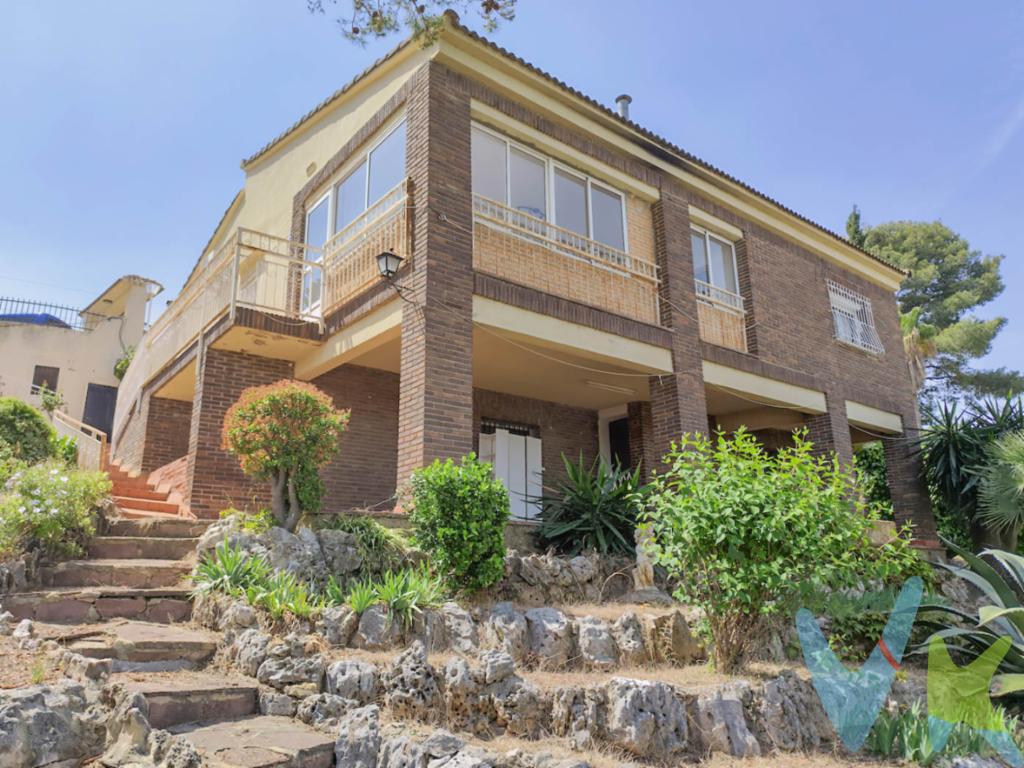  Descubra una espectacular casa independiente en venta ubicada en la encantadora localidad de Chiva. Esta maravillosa propiedad, construida en 1977, ofrece un espacio incomparable con 356 metros cuadrados útiles y un total de 404 metros cuadrados construidos y 1.800 metros de parcela ideal para inversores que quieran segregar la parcela y construir varias viviendas. No deje pasar la oportunidad de visitar este excepcional inmueble que combina comodidad y amplitud en una ubicación privilegiada.La casa cuenta con seis habitaciones bien distribuidas, proporcionándole un entorno espacioso ideal para familias numerosas o para aquellos que buscan amplitud. El garaje privado añade un elemento de comodidad, garantizando que siempre tenga un lugar seguro para sus vehículos. Además, cuenta con un trastero que ofrece espacio adicional para almacenamiento, ideal para mantener el hogar organizado y despejado.Esta magnífica propiedad se encuentra en una extensa parcela de 1.800 metros cuadrados que ofrece múltiples posibilidades para disfrutar del aire libre. La zona ajardinada es perfecta para quienes desean disfrutar de la naturaleza desde la comodidad de su hogar. De igual forma, la propiedad incluye una impresionante piscina, ideal para refrescarse durante los calurosos días de verano y pasar inolvidables momentos de ocio con familiares y amigos.Uno de los aspectos más atractivos de esta casa es su conveniente ubicación. La presencia de un servicio de transporte público cercano facilita el acceso a otras áreas, lo que añade un alto grado de conveniencia para los desplazamientos diarios. La amplitud de sus espacios interiores garantiza la versatilidad y el confort necesarios para crear el hogar de sus sueños. Las dimensiones de la propiedad permiten la personalización de los espacios según sus preferencias y necesidades, convirtiéndose en un marco perfecto para diseñar un entorno totalmente adaptado a sus deseos.La oportunidad de experimentar la vida en esta impresionante casa independiente es única. La integración de la piscina y la zona ajardinada ofrecen un oasis de tranquilidad y disfrute en medio de un entorno residencial envidiable.Los atractivos de esta vivienda no se limitan meramente a su estructura ni a su parcela generosa. Su localización en Chiva la sitúa en un entorno culturalmente enriquecido y con un entorno natural envidiable, haciendo de esta residencia una elección ideal para quienes valoran el equilibrio entre tranquilidad y accesibilidad.No hay mejor manera de apreciar el encanto de esta casa que experimentándola de primera mano. Por ello, le invitamos cordialmente a visitar este maravilloso inmueble y descubrir todas y cada una de las ventajas que tiene para ofrecer. Estamos seguros de que su encanto y sus características distintivas conquistarán su corazón.Si está interesado en conocer todos los detalles sobre esta propiedad única, no dude en ponerse en contacto. Estaremos encantados de proporcionarle toda la información adicional que precise y de organizar una visita para que pueda experimentar por usted mismo todo lo que este hogar tiene para ofrecer. Su futura residencia le espera en Chiva, un lugar donde podrá disfrutar de una calidad de vida extraordinaria. 