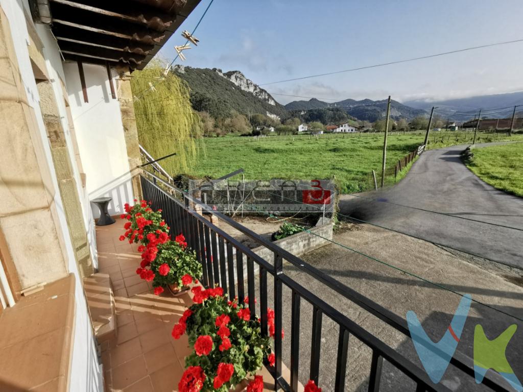 En el corazón de Isequilla, se encuentra esta impresionante casa adosada en venta que te dejará sin aliento. Con una ubicación inigualable y con todas las comodidades que puedas imaginar, este inmueble es el lugar perfecto para que disfrutes de la tranquilidad y el confort que tanto mereces. Al adentrarte en esta casa, te sorprenderás con sus 300 metros útiles distribuidos en 4 amplias habitaciones, ideales para albergar a toda tu familia de manera cómoda y acogedora. Además, con 329 metros construidos, cada rincón de este edificio construido en el año 1900 te brindará un espacio único y lleno de posibilidades. La amplitud de esta casa se hace evidente en cada uno de sus rincones, desde el acogedor balcón que te permitirá disfrutar de las vistas hasta el práctico alcantarillado que ofrece todas las comodidades modernas. Además, con el transporte público a pocos pasos de distancia, moverte por la ciudad será pan comido. Pero eso no es todo, esta casa cuenta con una zona ajardinada que te invita a relajarte y disfrutar de la naturaleza sin salir de casa. Imagina las tardes de verano pasadas en este hermoso jardín, disfrutando de una barbacoa con tus seres queridos y creando recuerdos inolvidables. No pierdas la oportunidad de visitar esta maravillosa casa adosada en Isequilla. Su ubicación, sus comodidades y su encanto te conquistarán desde el primer momento. ¡Llámanos para agendar una visita y descubre por ti mismo todo lo que esta propiedad tiene para ofrecer!**EL INMUEBLE NO SE PUEDE FINANCIAR**Impuestos, gastos notariales y registrales NO INCLUIDOS 