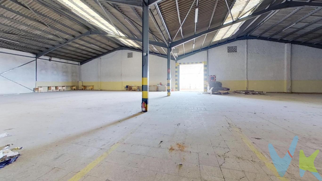Nave industrial en venta, ubicada en Sant Martí de Sarroca, a 9km de Vilafranca del Penedés por la BP-2121 y 66km del centro de Barcelona por la AP7...Nave a acondicionar de 3743m2 construidos ubicada sobre solar de 8.940m2 distribuidos en suelo industrial 3.411m2, oficina en planta baja de 136m2 y vivienda en planta 1ª de 196m2..De forma rectangular ubicada en el centro del solar y todo el perímetro vallado, con amplias puertas de acceso a ambos extremos de la nave que permite con comodidad la carga y descarga...Medidas aproximadas 37m de ancho x 85m de fondo y una altura interior de 7,50m...Construida de estructura metálica y cerramientos de obra, techo Sándwich y suelo de cemento...Ultima actividad: almacén...Suministros de luz y agua dados de baja...Honorarios compra-venta: 5% sobre el precio de venta a cargo del comprador...Al precio de venta se le habrán de incrementar los correspondientes gastos de adquisición (ITP 10%, tipo general, o IVA, Notaria, registro y gestión).
