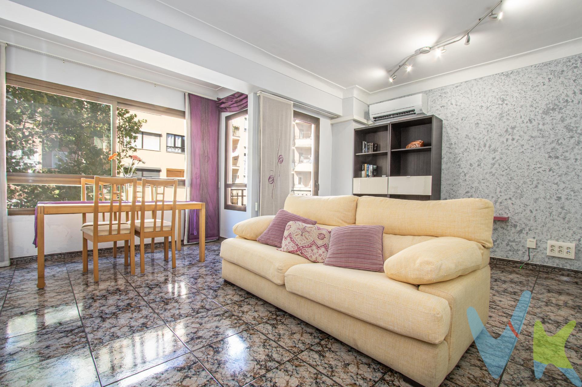 ¿Buscas dar el salto y comprar tu primera vivienda en una de las zonas más vibrantes y con más proyección de Palma? ¡Este piso es para ti!. Ubicado en el dinámico barrio de Pere Garau, estarás a un paso de su famoso mercado tradicional (perfecto para tu día a día) y a la vuelta de la esquina de lo que será el nuevo motor cultural y social de la zona: el futuro centro social en el antiguo cine Metropolitan. ¡Una inversión de futuro en un barrio al alza!. La vivienda, situada en una finca clásica de 1950 (un 3º sin ascensor, lo que te garantiza una luz natural increíble y ventilación cruzada), cuenta con 80 m² construidos excelentemente aprovechados:. Salón-comedor acogedor con aire acondicionado (AACC) y acceso directo a un balcón de 2 m² ideal para tomar el aire. Cocina totalmente equipada y actualizada, con gas butano, que conecta con una práctica zona de lavadero. 2 habitaciones: la principal cuenta con ventilador de techo y AACC para las noches de verano. 1 baño completo con plato de ducha. Calidades y detalles:. Carpintería exterior mixta: Salón con aluminio y cristal Climalit (aislamiento óptimo); cocina de aluminio y habitaciones de madera clásica. Carpintería interior: Puertas de madera maciza actualizadas que le dan un toque cálido y moderno. Suelos de baldosa (resistentes y fáciles de mantener) y puerta de acceso blindada para tu total tranquilidad. Un piso alegre, con carácter y con la luz que solo un tercer piso puede ofrecer. ¡Deja de pagar alquiler y empieza a construir tu futuro aquí!. Contacta con nosotros para coordinar una visita. El precio de venta indicado no incluye el Impuesto de Transmisiones Patrimoniales (ITP), que será orientativamente del 8 %, ni los gastos notariales y registrales, estimados orientativamente en un 2 % del valor de la compraventa, los cuales deberán ser abonados por la parte compradora al firmar la correspondiente escritura pública. El importe de los impuestos se calcula sobre el precio final que conste en la escritura pública y puede variar en función de la normativa aplicable, así como de las subvenciones, ayudas, edad y demás circunstancias personales del contribuyente.  . Los honorarios de la agencia inmobiliaria serán asumidos íntegramente por la parte vendedora, no suponiendo coste alguno para la parte compradora. Inmobiliaria Inscrita en el Registre Oficial de Agents Immobiliaris de les Illes Balears con el NÚMERO REGISTRO: GOIBE747077/2024.