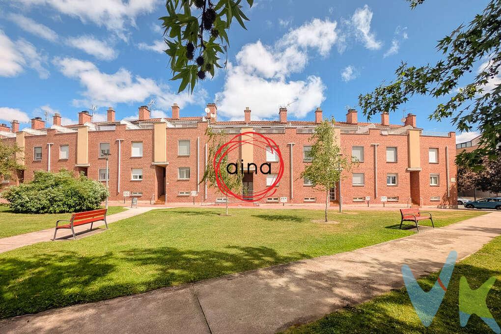 Hay hogares que ofrecen espacio… y otros que además regalan calidad de vida. Este chalet es uno de ellos.
Ubicado en una tranquila y consolidada zona residencial de Zizur Mayor, este magnífico chalet adosado de cuatro plantas destaca por contar con una zona de jardín privado con sol desde primera hora de la mañana y hasta última hora de la tarde, con 218 m2 construidos y 171 m2 útiles, su excelente distribución y por ofrecer el equilibrio perfecto entre espacios interiores y exteriores para disfrutar en familia.
Desde el primer momento, la vivienda transmite una agradable sensación de hogar. Cada planta ha sido diseñada para aprovechar al máximo el espacio, creando estancias amplias, luminosas y muy funcionales.
En la planta baja encontramos un práctico aseo de cortesía, una amplia cocina independiente de 12,50 m², completamente equipada y con espacio para el día a día, y un espectacular salón-comedor de casi 30 m², una estancia muy luminosa con salida directa a la terraza y al jardín privado que cuenta con barbacoa.
El jardín, con orientación este-oeste, es uno de los grandes protagonistas de la vivienda, permitiendo disfrutar del sol tanto por la mañana como por la tarde. Un espacio perfecto para relajarse, organizar comidas al aire libre o disfrutar con los más pequeños de la casa.
La primera planta alberga la zona de descanso, compuesta por un distribuidor, un baño completo y dos amplios dormitorios de 17,55 m² y 15,85 m², este último con acceso a un acogedor balcón, ideal para disfrutar de un momento de tranquilidad.
La última planta sorprende con un fantástico dormitorio abuhardillado de 25 m², un espacio lleno de posibilidades que puede convertirse en una magnífica suite principal, zona de trabajo o sala de ocio. Además, dispone de una espectacular terraza privada de 14 m², orientada al sureste, donde disfrutar del sol desde primera hora del día.
En el sótano encontramos un amplio garaje de 48 m², con capacidad para varios vehículos y una práctica zona equipada con una pequeña cocina, perfecta para acondicionar un acogedor txoko y convertirlo en el lugar ideal para reuniones familiares y con amigos.
Una ubicación para disfrutar del día a día
La vivienda se encuentra en una de las zonas residenciales más demandadas de Zizur Mayor, un entorno tranquilo y familiar con todos los servicios a escasos minutos a pie: colegios, instituto, supermercados, polideportivo, piscinas, farmacias, zonas verdes y excelentes comunicaciones con Pamplona.
Una vivienda pensada para quienes buscan amplitud, comodidad, espacios exteriores y una ubicación privilegiada, sin renunciar a la tranquilidad de vivir en un entorno residencial consolidado.
Si buscas un chalet donde cada estancia tenga su propio protagonismo, con un gran jardín, varias terrazas, un amplio garaje y el espacio que tu familia necesita, esta puede ser la oportunidad que estabas esperando.

INFORMACIÓN LEGAL A TENER EN CUENTA
ℹ️ Los datos, superficies y planos reflejados tienen carácter orientativo y meramente informativo, sin valor contractual.
El precio de venta no incluye impuestos ni gastos derivados de la transmisión.
La compra de la vivienda conlleva, entre otros, los siguientes gastos para la parte compradora:


6% Impuesto sobre Transmisiones Patrimoniales (ITP), según la normativa vigente y las circunstancias fiscales del comprador.


+- 1,5% Gastos de Notaría y Registro.


Gastos financieros en caso de financiación mediante préstamo hipotecario.


Los honorarios de intermediación inmobiliaria son asumidos íntegramente por la parte vendedora.
¡El comprador no paga honorarios de agencia!