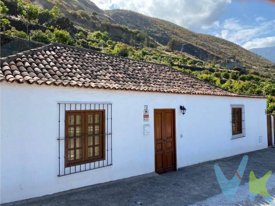 Descubra una joya agrícola en La Orotava. TEIDE Servicios Inmobiliarios se enorgullece en presentar esta excepcional oportunidad de inversión agrícola en la prestigiosa zona de El Pinito, La Orotava. Esta finca rústica de 26.000 m² ofrece un equilibrio perfecto entre producción agrícola sostenible y el encanto de la vida rural canaria. CARACTERISTICAS DESTACADAS:. - Superficie total: 26.000 m². - 16.000 m² dedicados a agricultura ecológica. - Finca completamente vallada. - Bancales bien mantenidos. - Gran variedad de frutales tropicales y cítricos. - Cultivo de hortalizas en régimen ecológico. - Estanque de 794 m³. - Sistema de riego instalado. - Acciones de agua incluidas. PRODUCCION AGRICOLA DIVERSIFICADA: La finca cuenta con una impresionante variedad de cultivos ecológicos:. - Aguacateros. - Lichis. - Longanes. - Atemoyas. - Caviar cítrico. - Papayas. - Naranjos. - Mangos. - Limoneros. - Multicultivo de hortalizas. INFRAESTRUCTURA COMPLETA: Para facilitar las operaciones agrícolas y la vida en la finca, la propiedad incluye:. - Vivienda canaria reformada de 87 m² con techos de madera. - Cuarto de aperos. - Cámara frigorífica. - Instalación de lavado y empaquetado. UBICACION PRIVILEGIADA: Situada en la zona de El Pinito, La Orotava, esta finca combina la tranquilidad del entorno rural con la proximidad a los servicios del municipio. Disfrute de vistas panorámicas y un clima ideal para la agricultura. OPORTUNIDAD UNICA DE INVERSION: Esta finca representa una oportunidad excepcional para aquellos interesados en la agricultura ecológica, el agroturismo o simplemente en poseer un pedazo de paraíso en Tenerife. Con su producción establecida y su infraestructura completa, está lista para continuar o expandir las operaciones agrícolas. En TEIDE Servicios Inmobiliarios entendemos el valor y potencial de las propiedades rústicas en Tenerife. Nuestro equipo de expertos está listo para guiarle en cada paso del proceso de adquisición, desde la visita hasta el asesoramiento legal y fiscal. No deje pasar esta oportunidad única de adquirir una finca productiva en una de las zonas más fértiles de Tenerife. Contáctenos hoy mismo para concertar una visita y descubrir el potencial de esta impresionante propiedad agrícola en La Orotava. TEIDE Servicios Inmobiliarios - Su socio de confianza en el mercado inmobiliario de Tenerife, especializado en propiedades únicas y de alto valor.